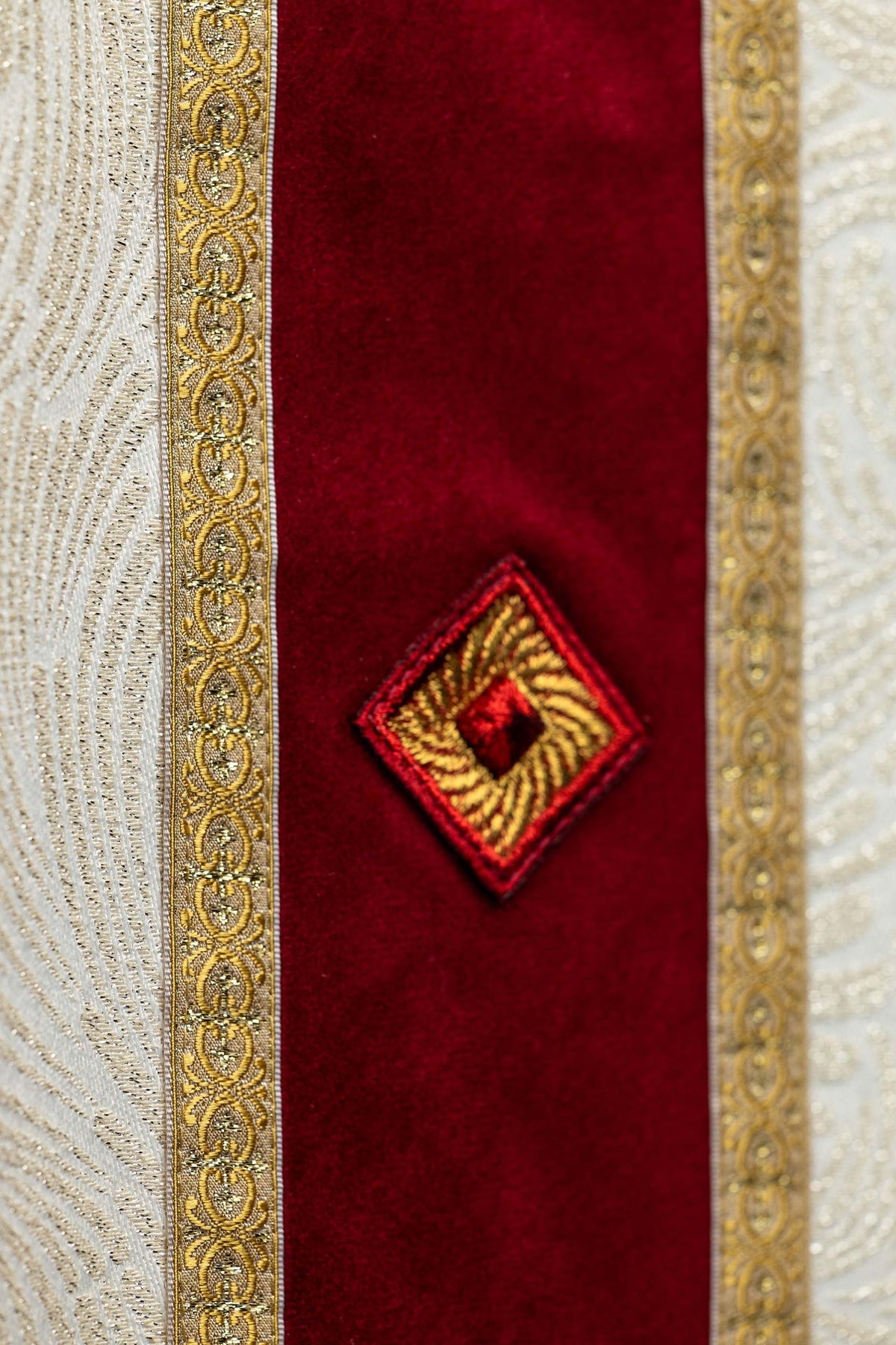 Ręcznie wykonany ornat z naturalnymi kamieniami Handmade 7012 - alba.pl