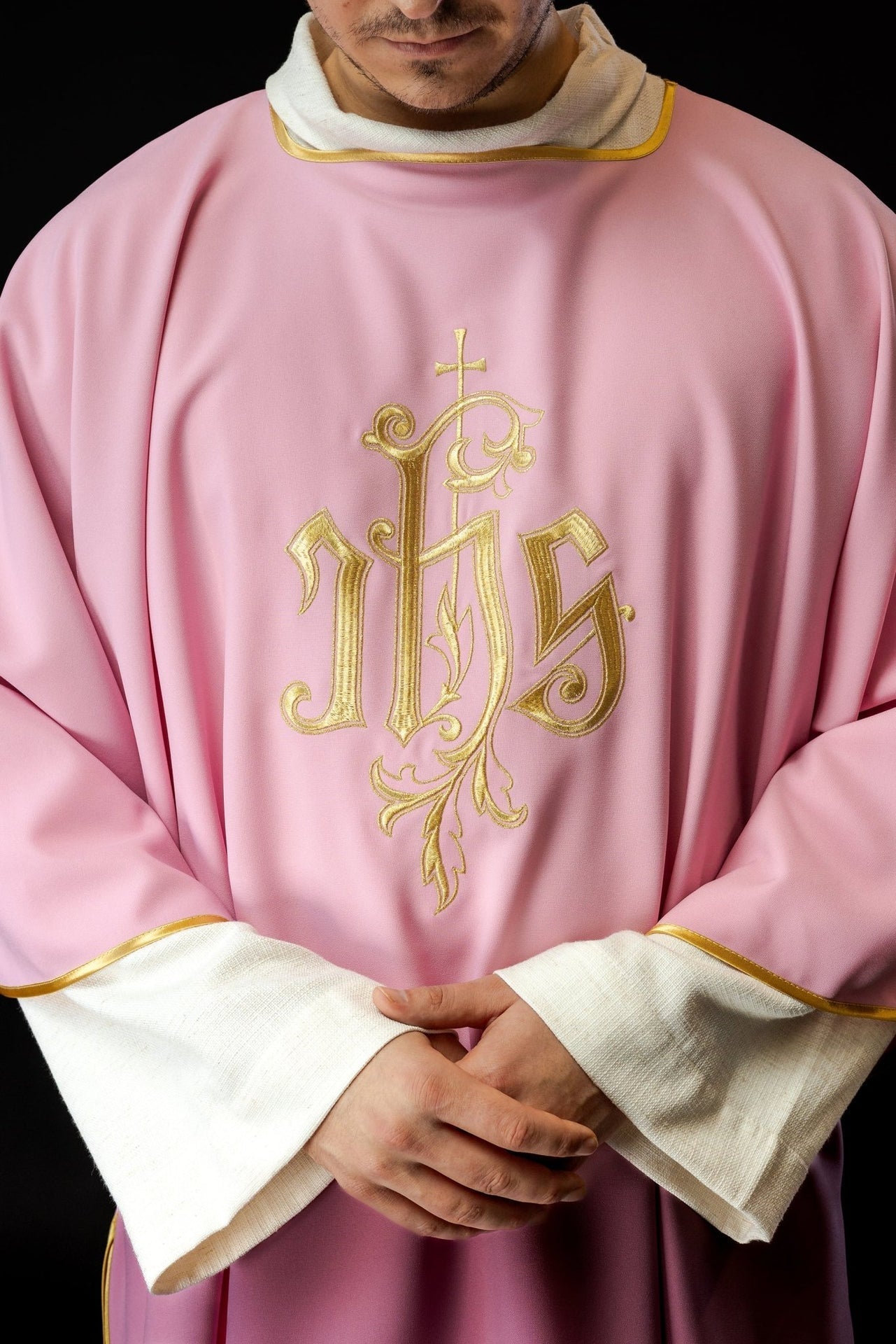 Różowa Dalmatyka Liturgiczna Haft IHS Złotą Nicią - alba.pl