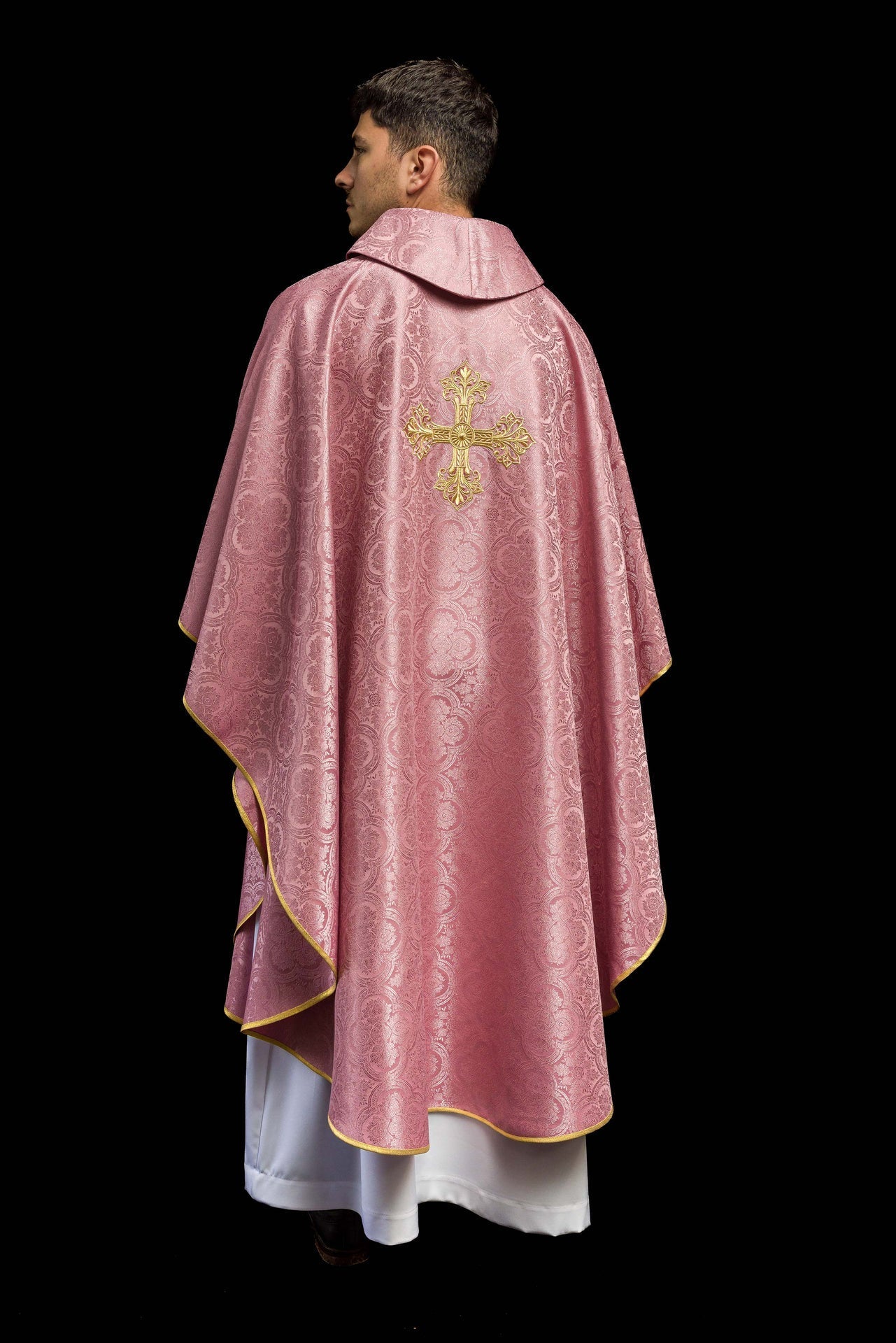 Różowy Ornat Liturgiczny z Krzyżem i Złotym Haftem - alba.pl
