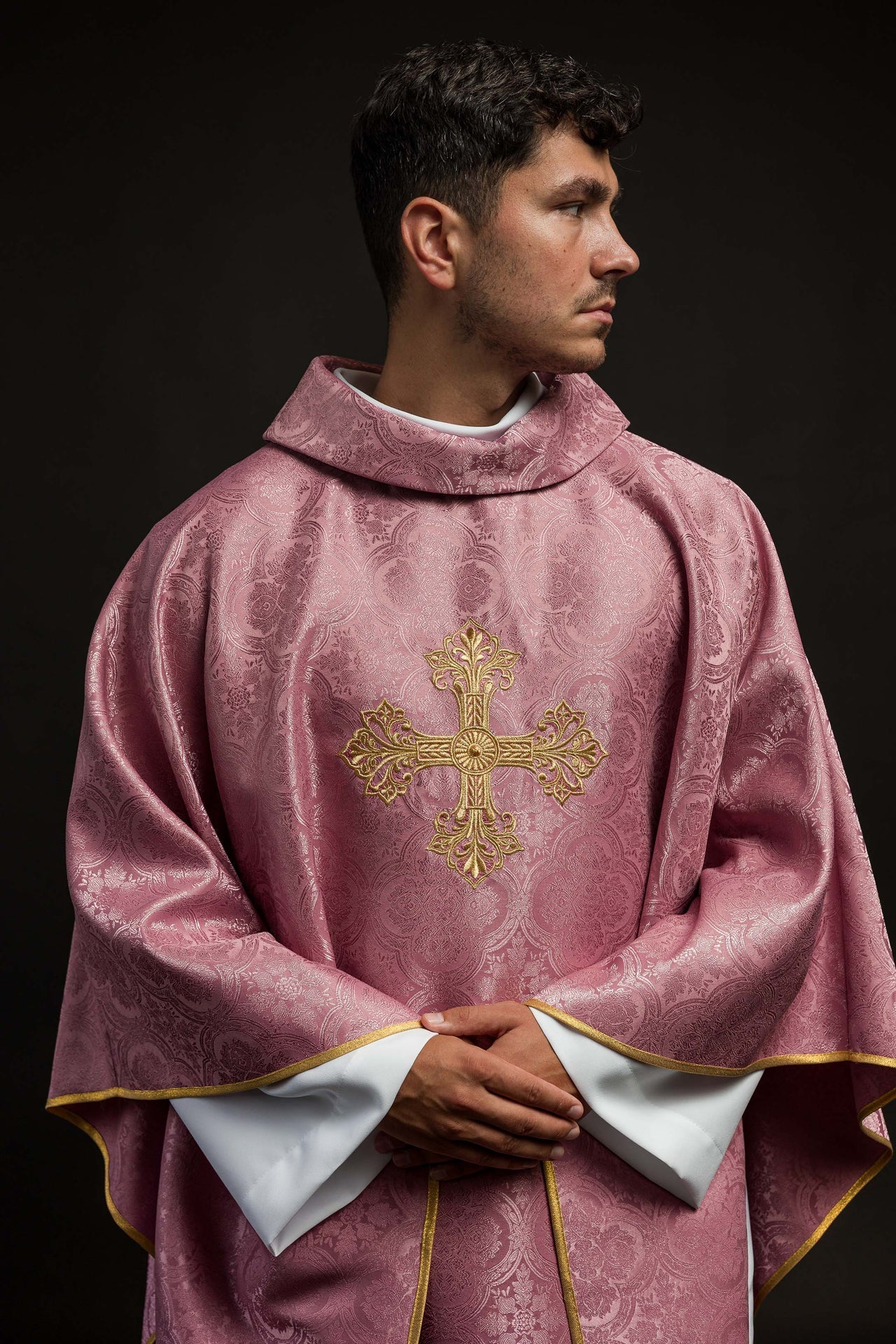 Różowy Ornat Liturgiczny z Krzyżem i Złotym Haftem - alba.pl