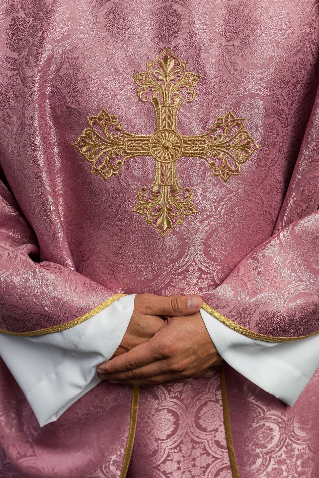 Różowy Ornat Liturgiczny z Krzyżem i Złotym Haftem - alba.pl