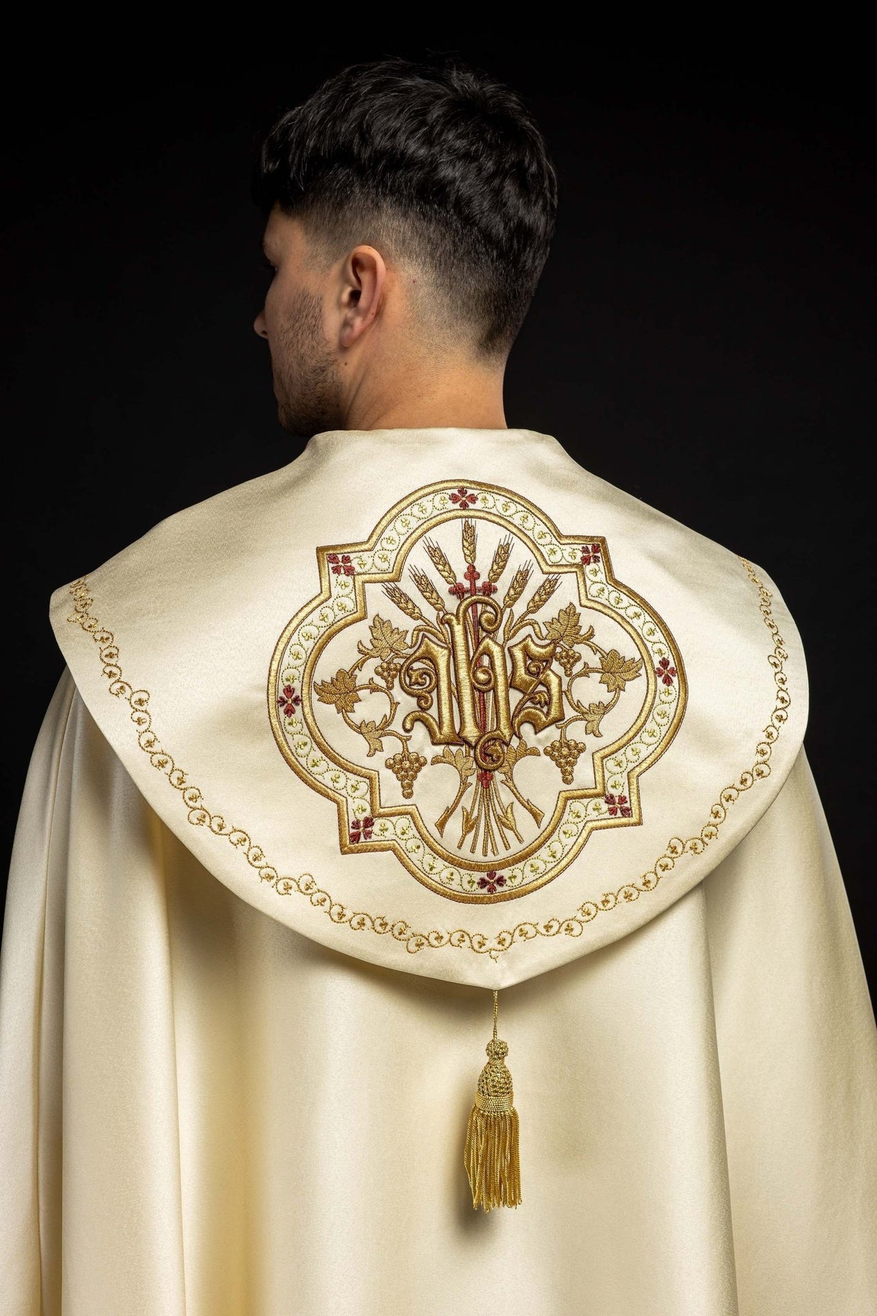 Satynowa Kapa Liturgiczna Ecru z Haftem Złotym IHS - alba.pl