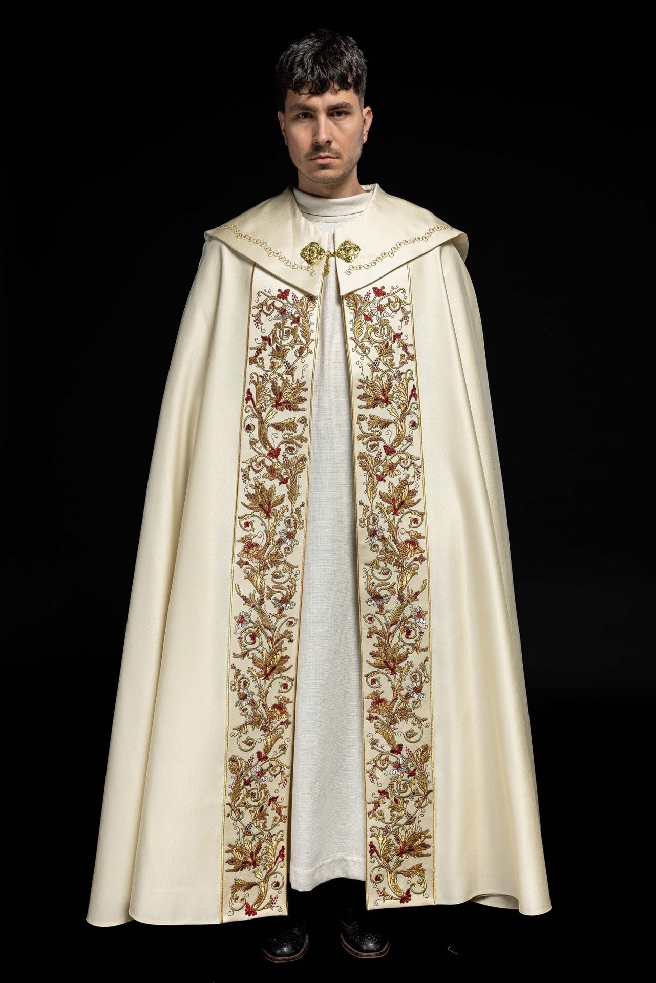 Satynowa Kapa Liturgiczna Ecru z Haftem Złotym IHS - alba.pl