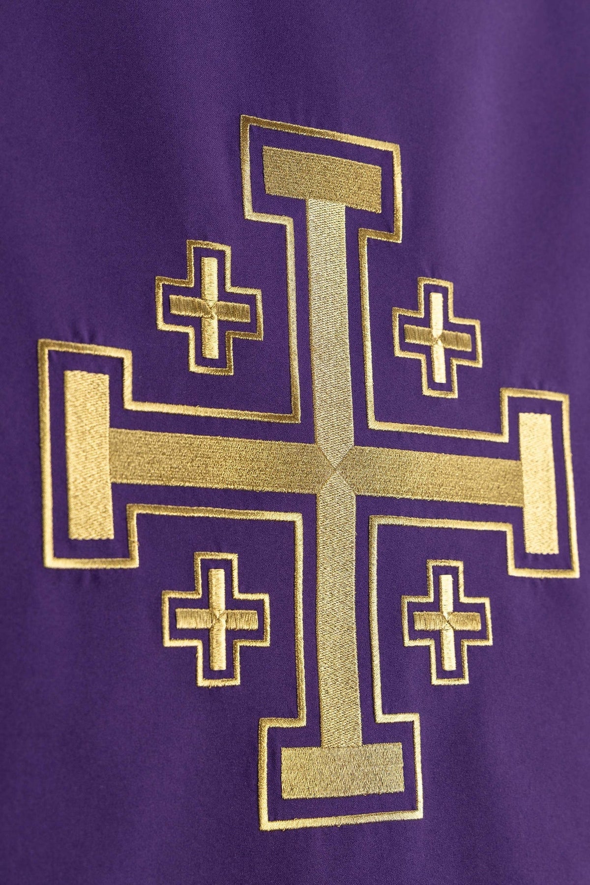 Serweta na lektorium fioletowa z haftem Krzyża Jerozolimskiego - alba.pl