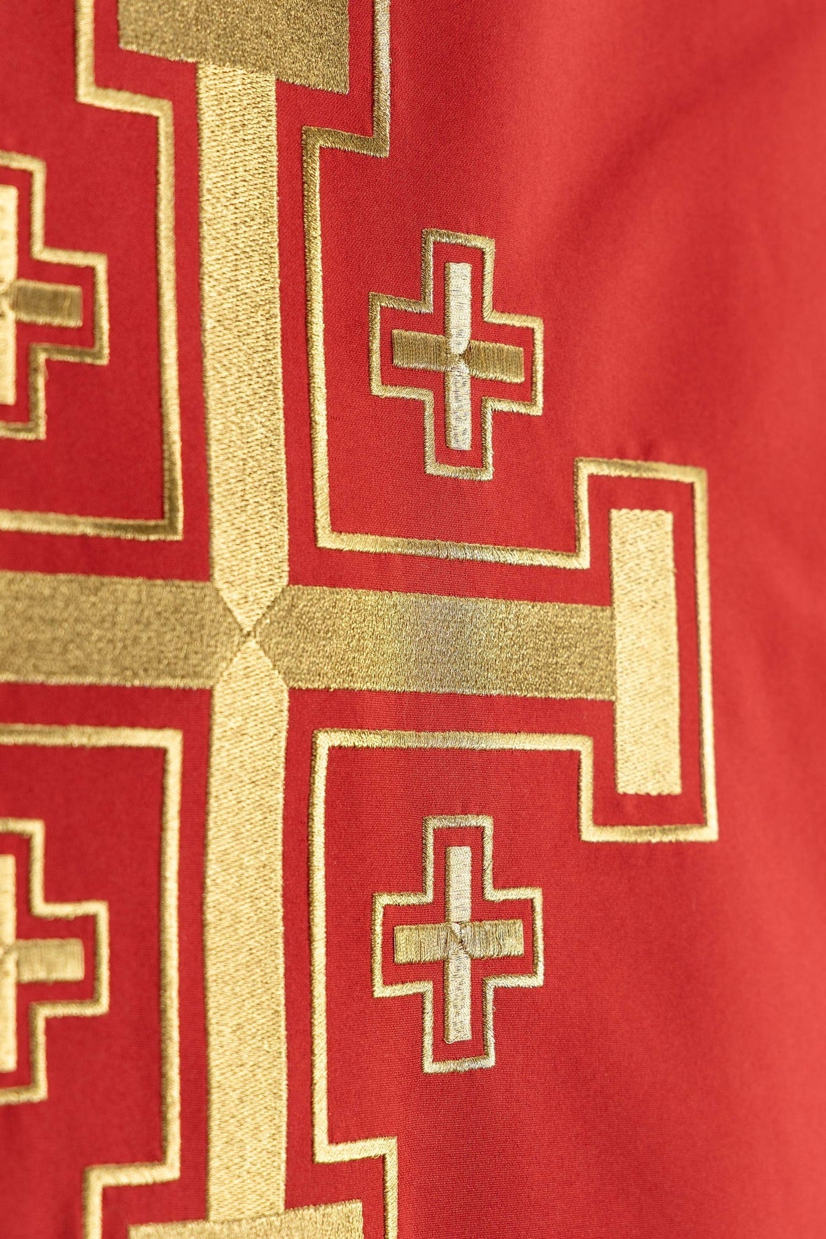Serweta na lektorium z czerwonym haftem Krzyża Jerozolimskiego - alba.pl