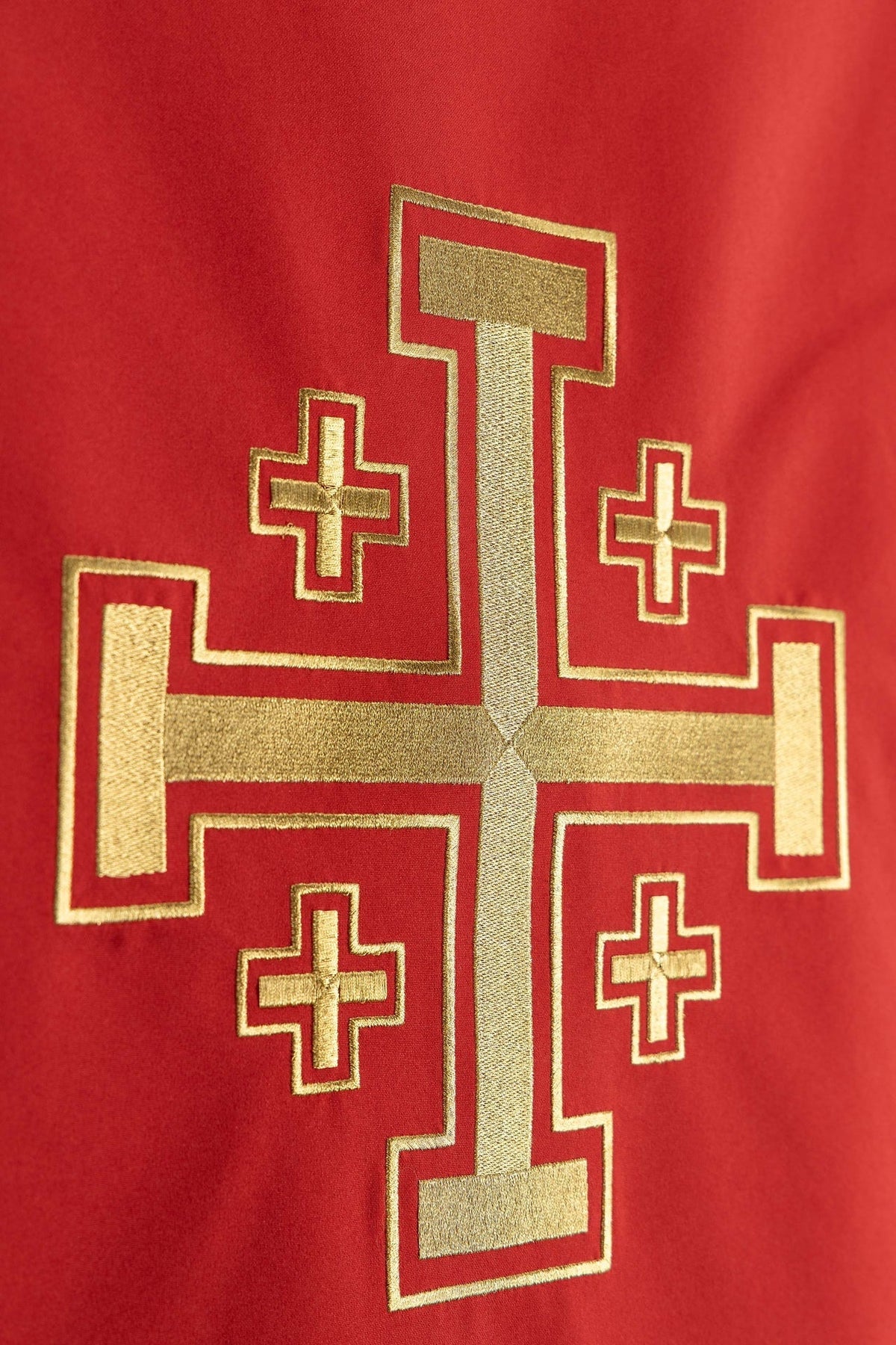 Serweta na lektorium z czerwonym haftem Krzyża Jerozolimskiego - alba.pl