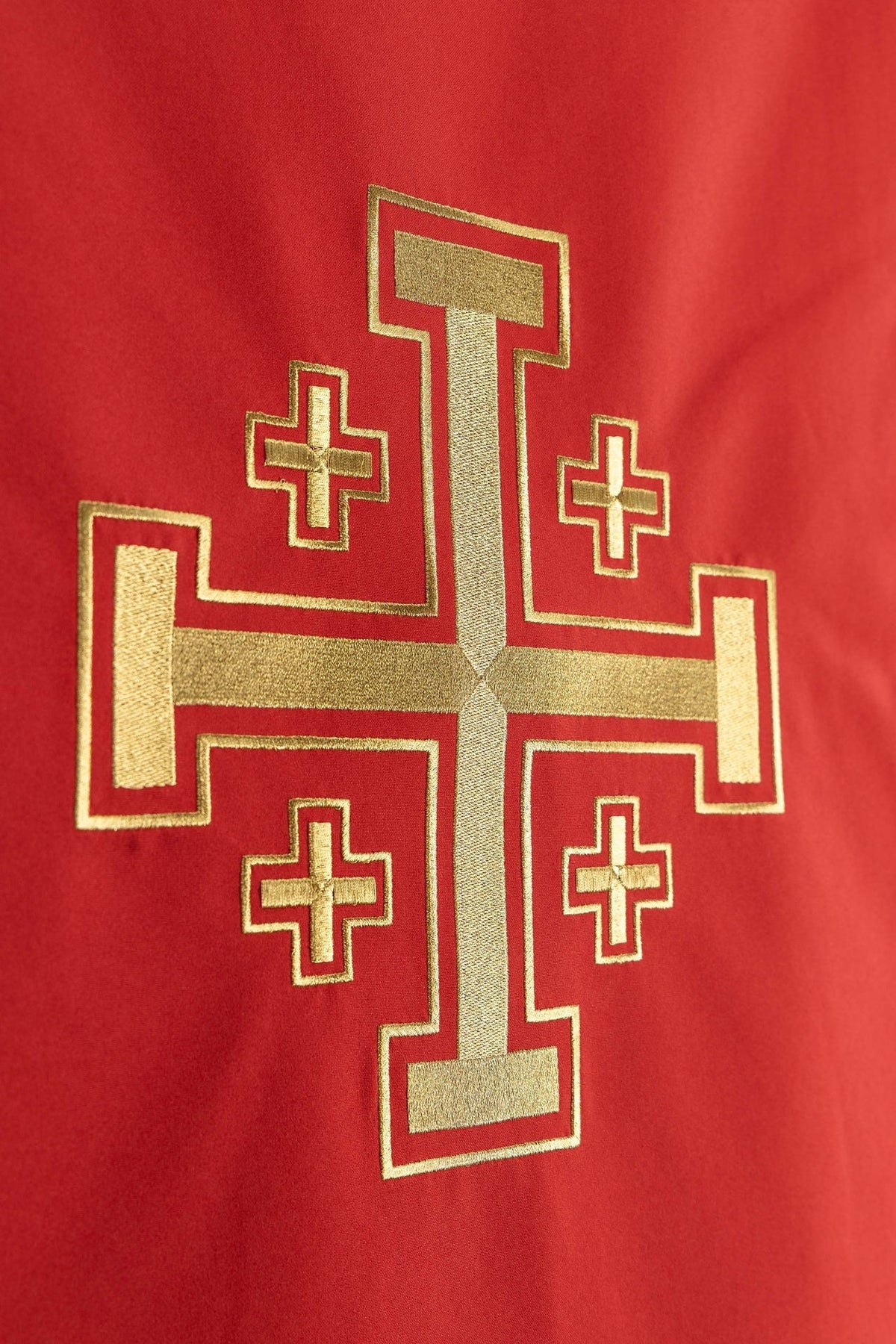Serweta na lektorium z czerwonym haftem Krzyża Jerozolimskiego - alba.pl