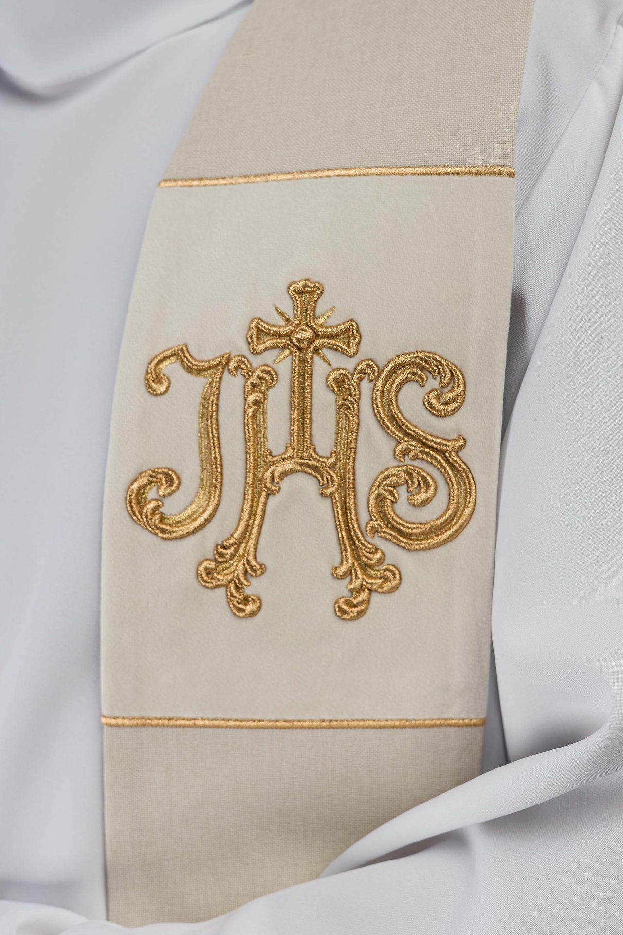 Stuła Aksamitna Haftowana IHS Ecru - Elegancka Liturgia - alba.pl