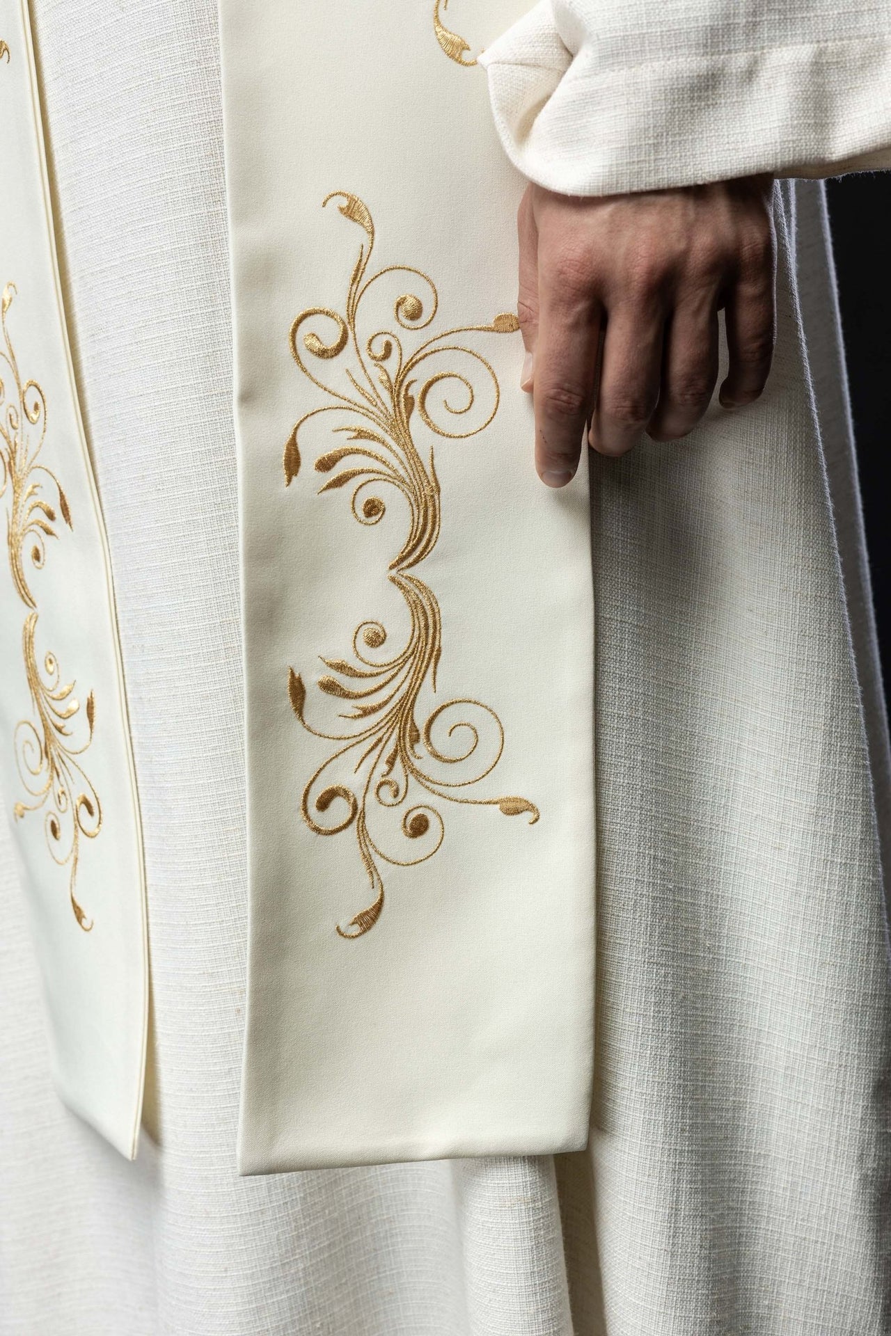 Stuła Haftowana IHS Ecru - Elegancka Szata Liturgiczna - alba.pl