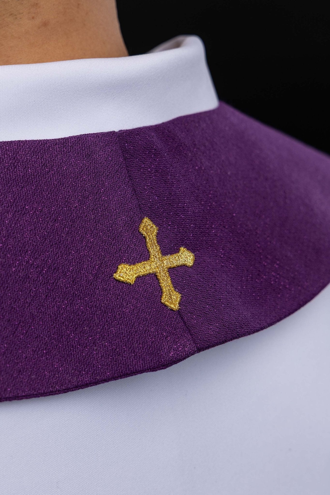 Stuła haftowana na adwent uszyta na błyszczącej tkaninie - alba.pl