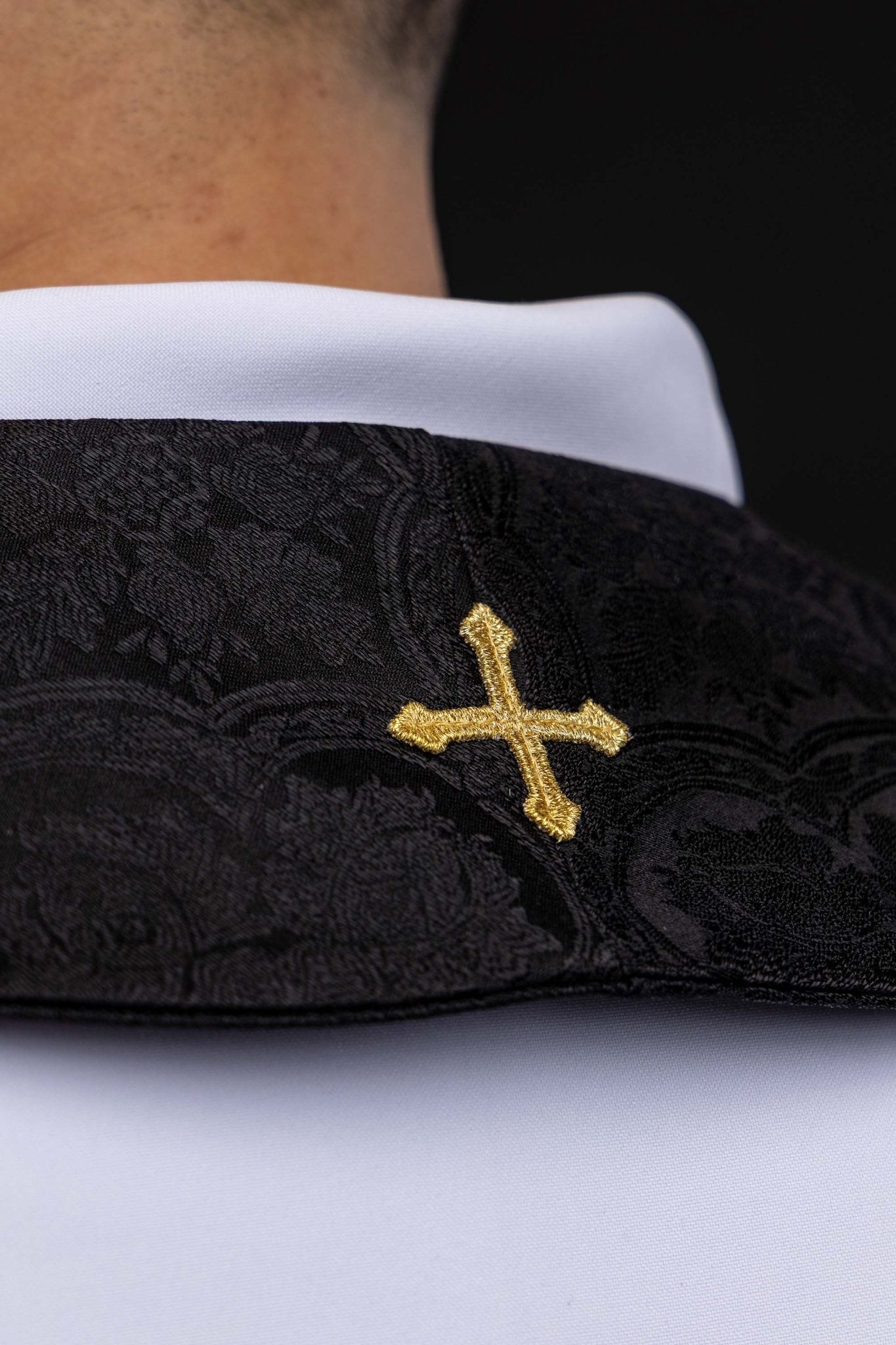 Stuła haftowana z motywem Krzyża czarna tkanina żakardowa
