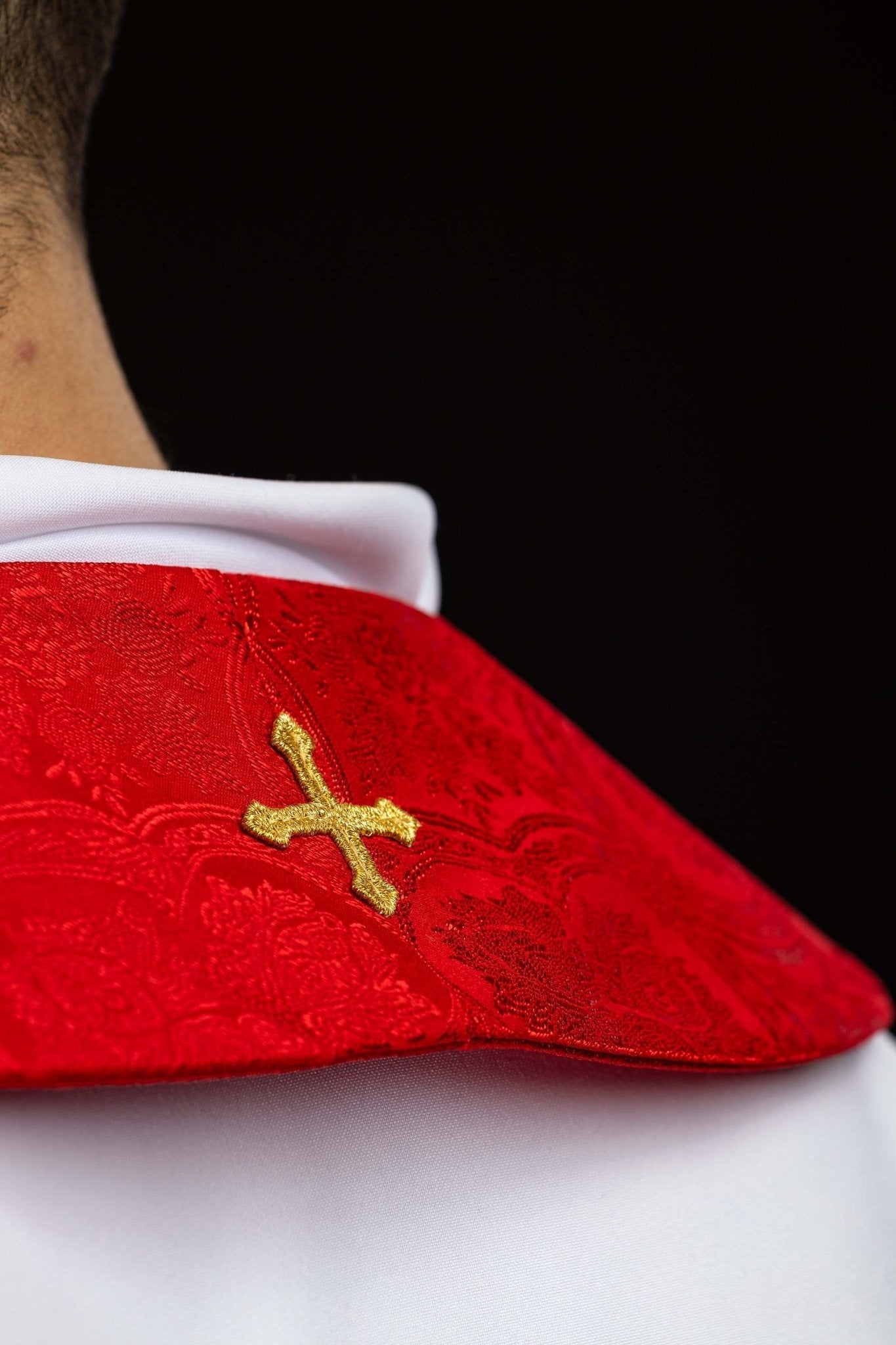 Stuła haftowana z motywem Krzyża czerwona tkanina żakardowa - alba.pl