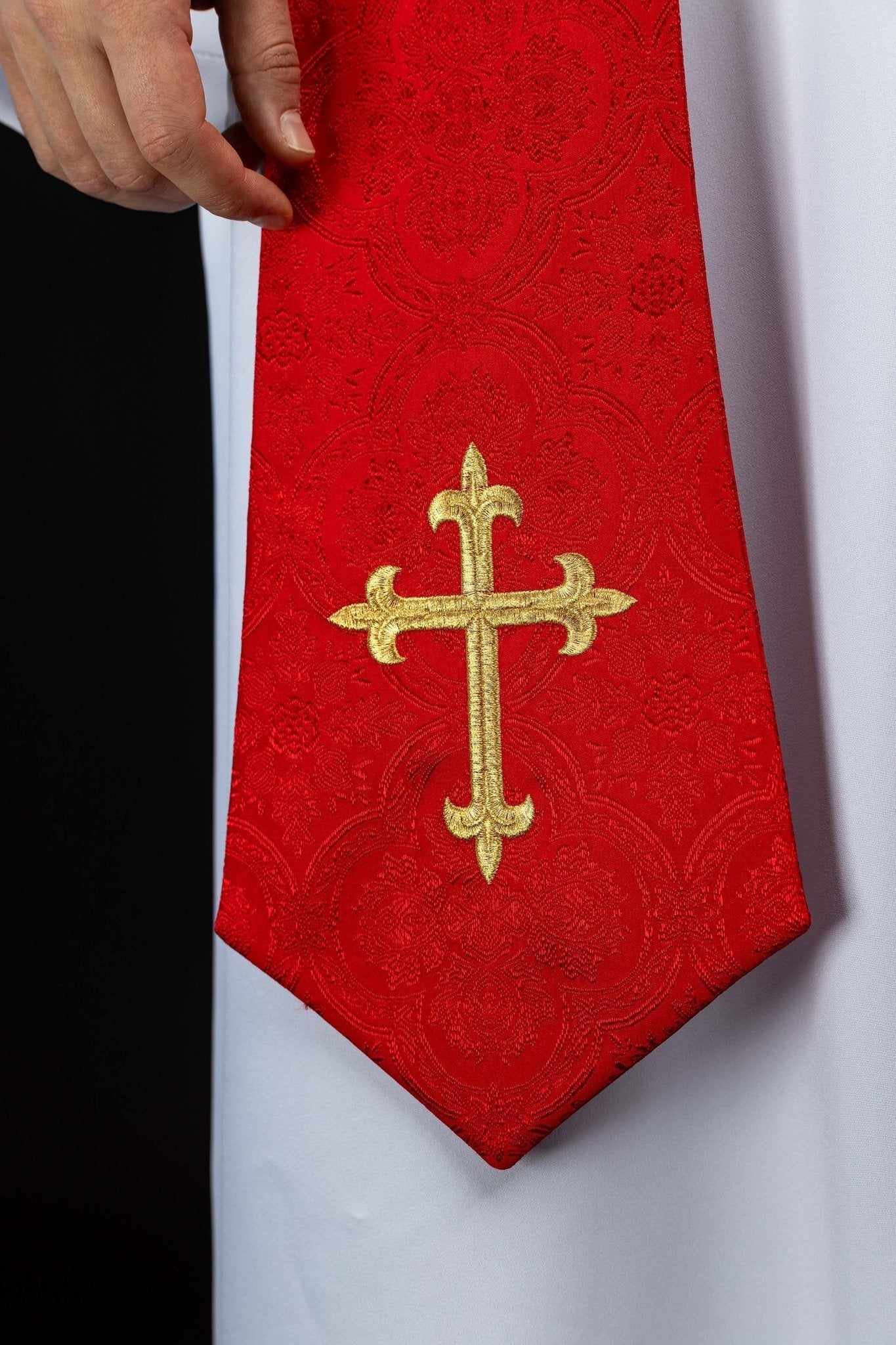 Stuła haftowana z motywem Krzyża czerwona tkanina żakardowa - alba.pl