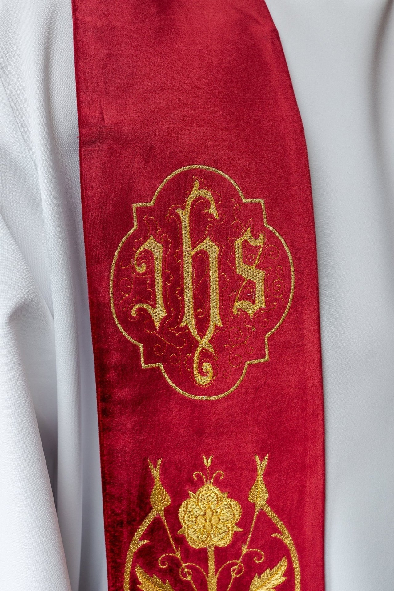 Stuła Kapłańska Czerwona Haftowana IHS - Elegancka Liturgia - alba.pl
