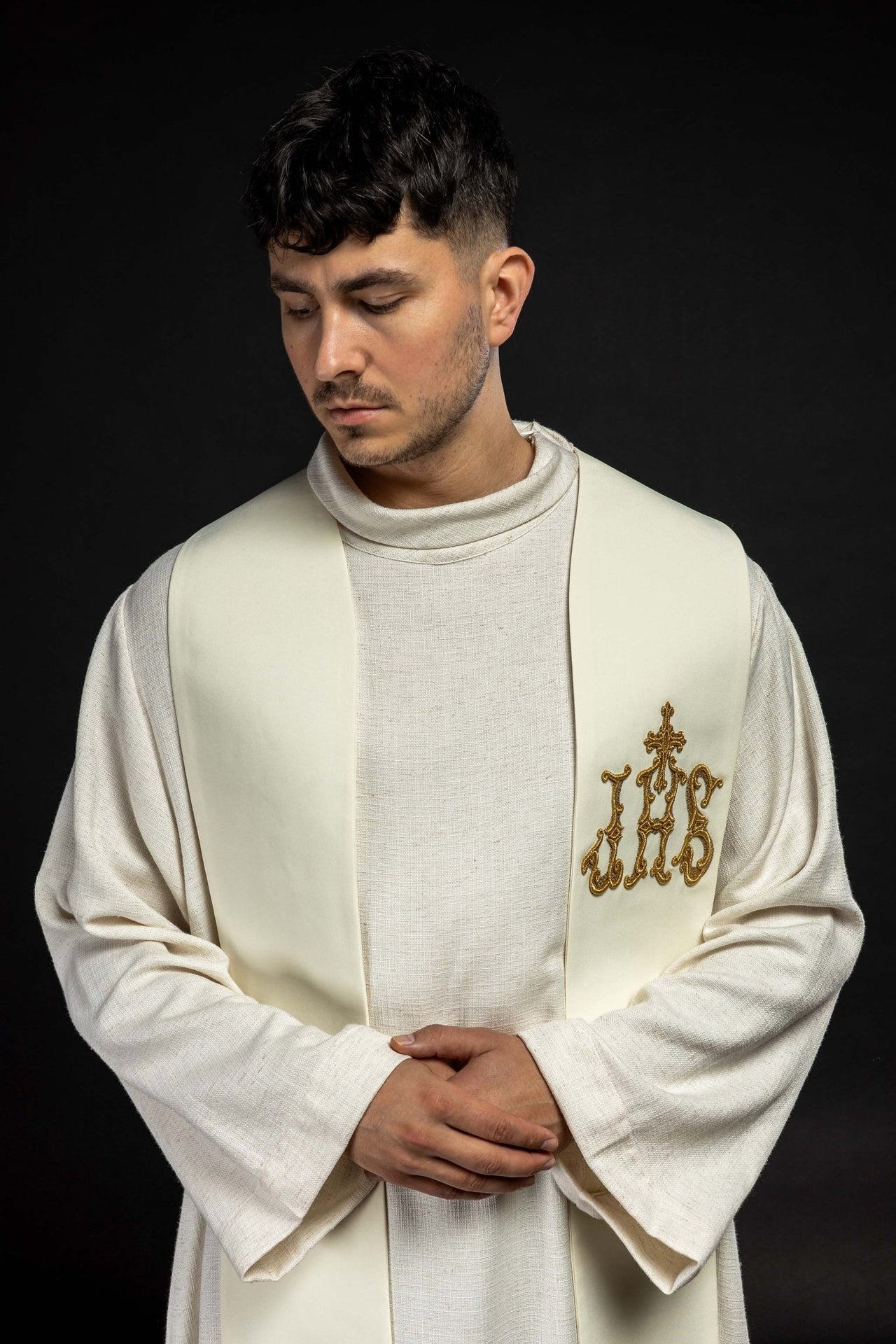 Stuła Kapłańska Ecru Krzyż i IHS - Haftowana Szata Liturgiczna - alba.pl