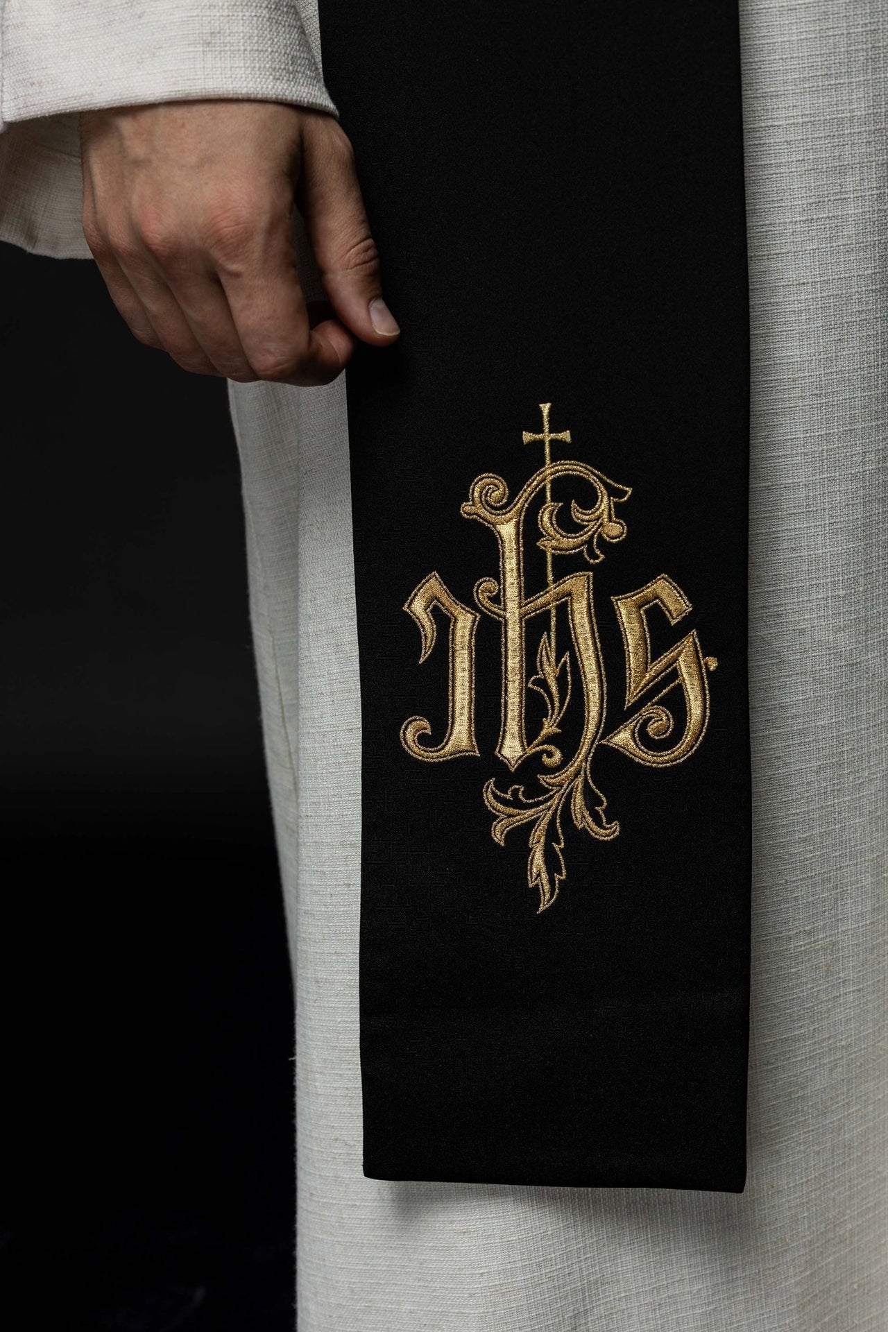 Stuła Kapłańska Haftowana IHS - Elegancka Szata Liturgiczna - alba.pl