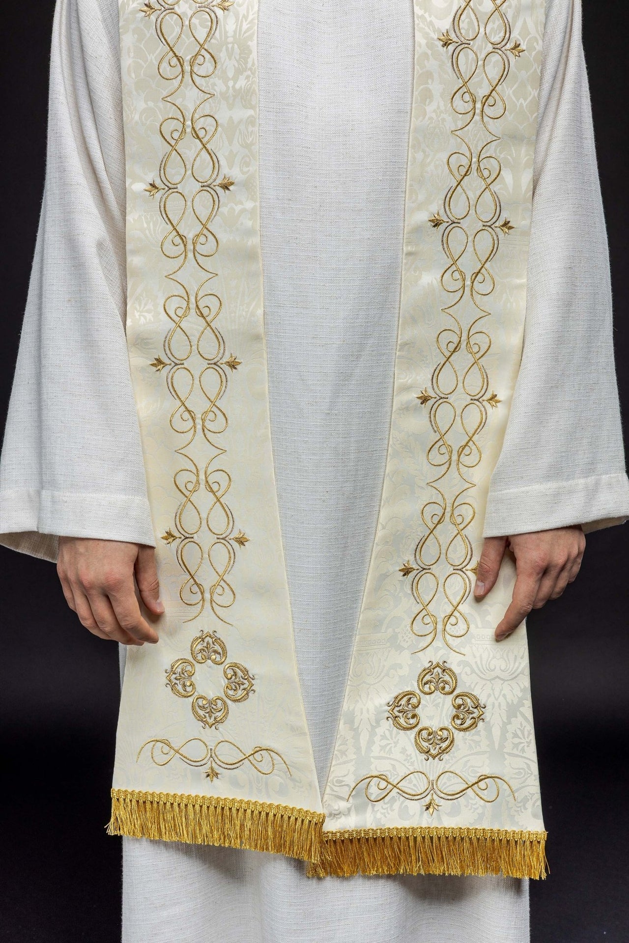 Stuła Rzymska Ecru z Złotym Haftem Liturgicznym - alba.pl