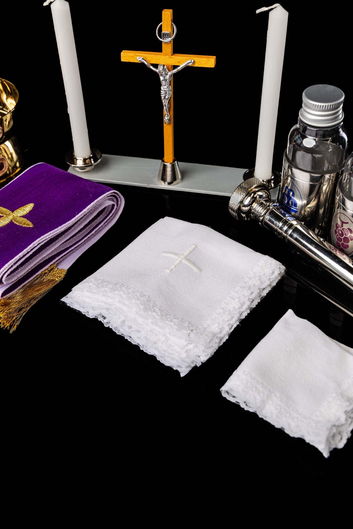 Walizka z wyposażeniem liturgicznym na misje - alba.pl