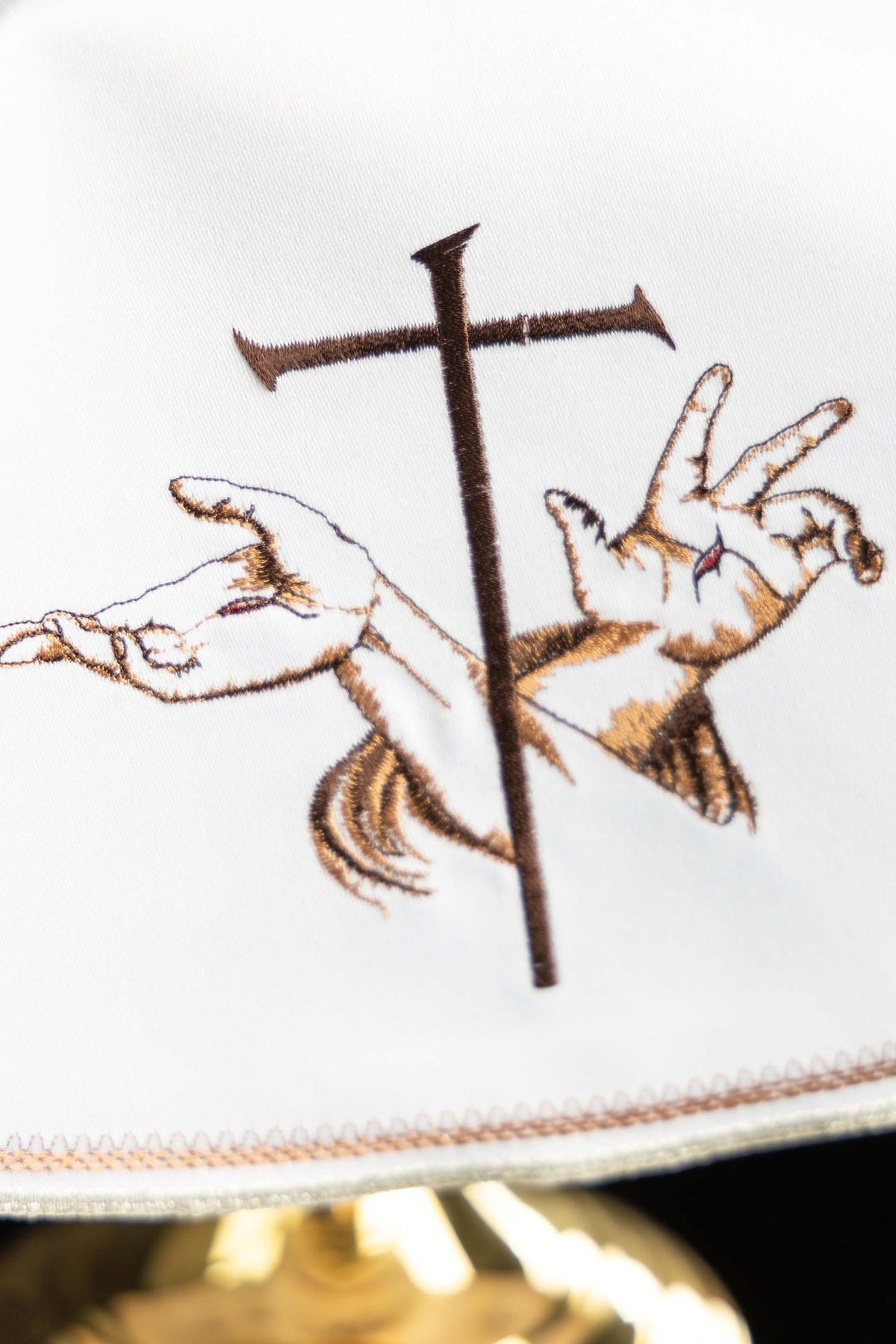 Welon na puszkę z haftem franciszkańskim i wycięciem – 45 cm - alba.pl