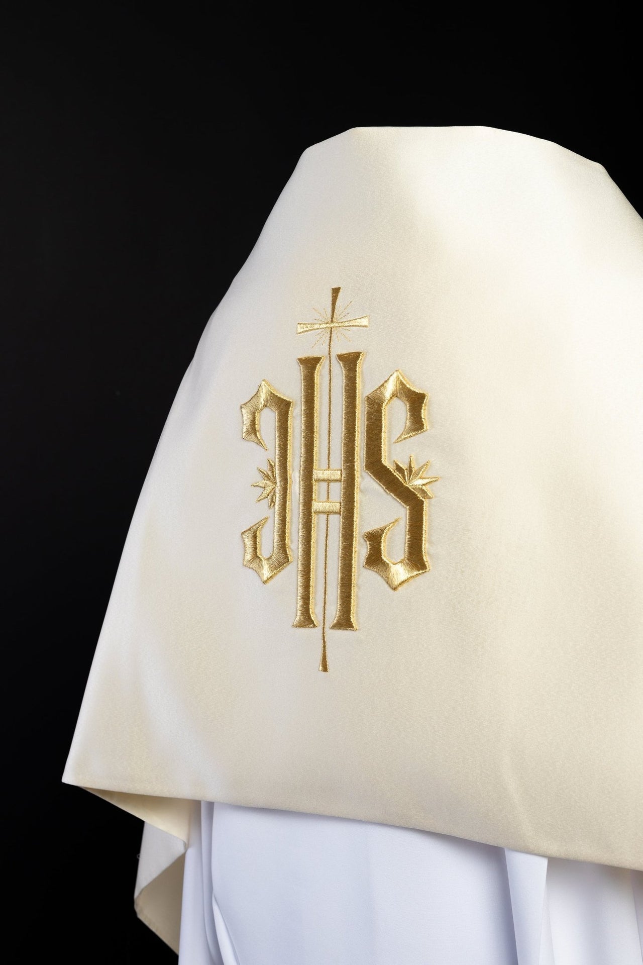 Welon Naramienny IHS Ecru Haftowany - Elegancki Strój Liturgiczny - alba.pl