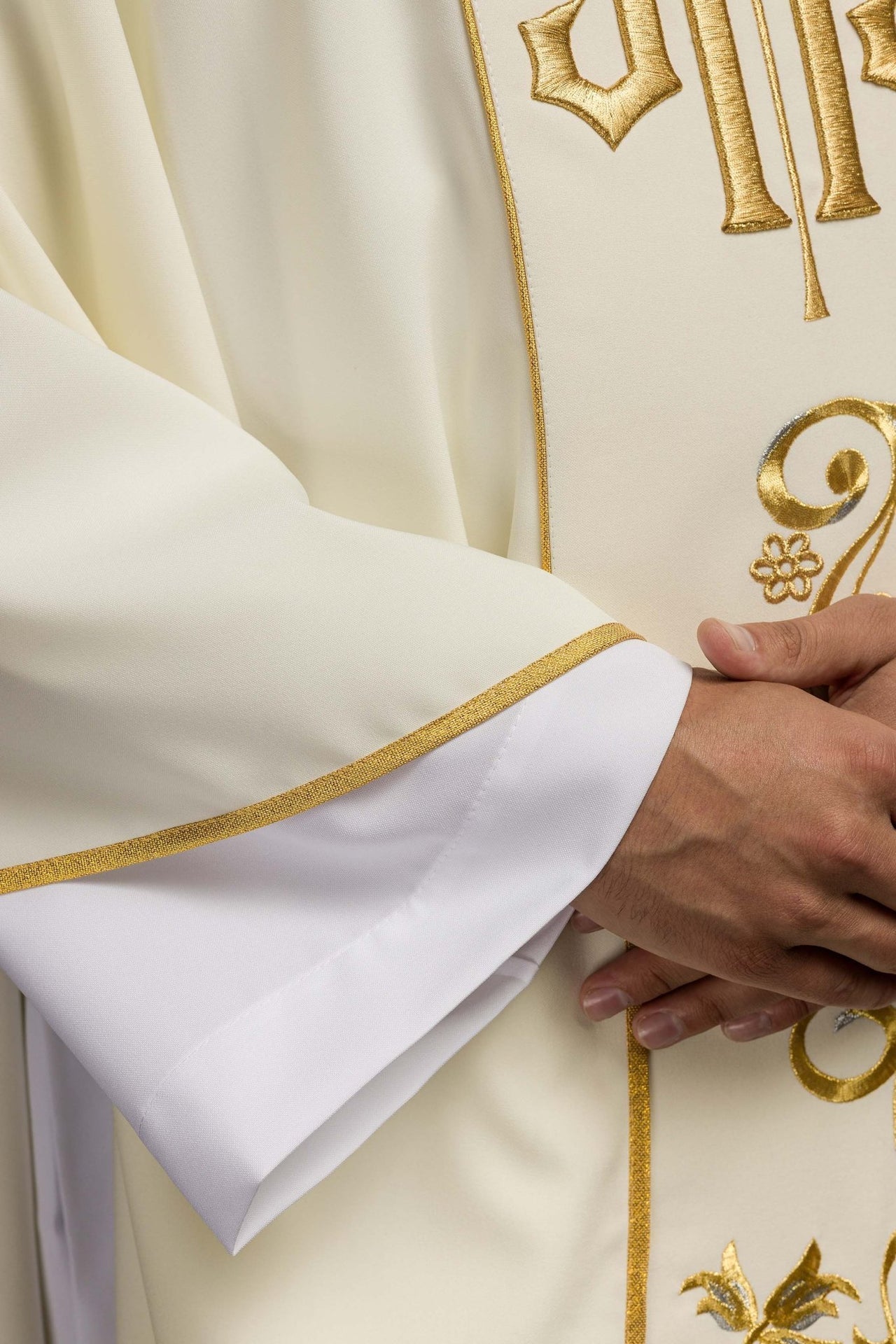 Zdobiony Ornat Ecru IHS Złoty Haft - Elegancja Liturgii - alba.pl