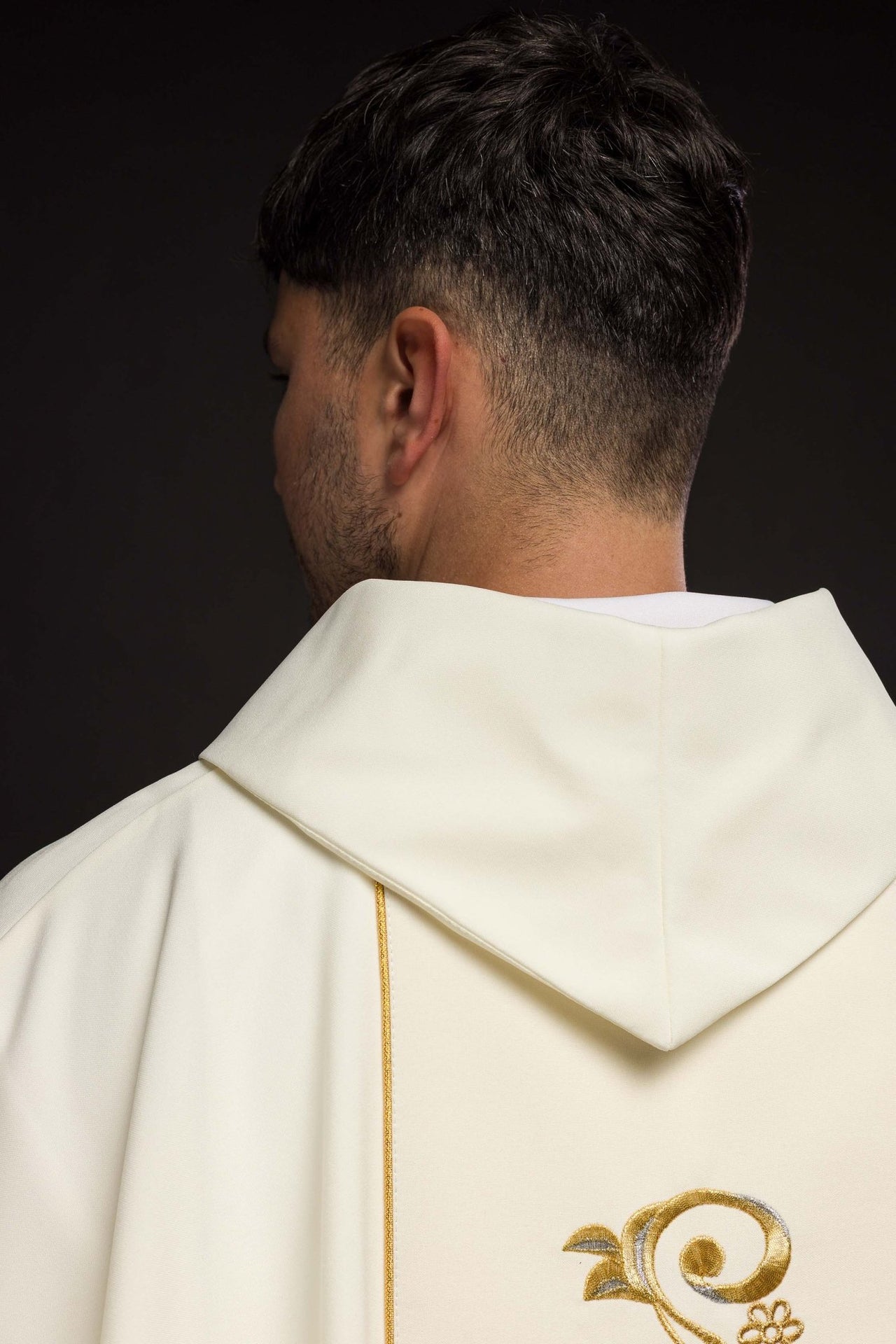 Zdobiony Ornat Ecru IHS Złoty Haft - Elegancja Liturgii - alba.pl
