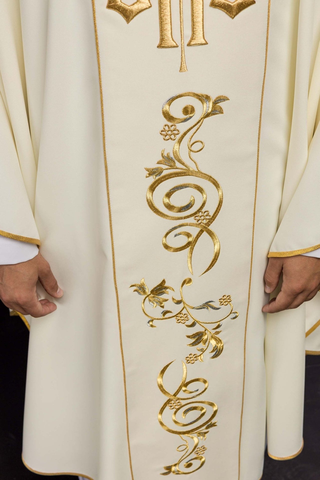 Zdobiony Ornat Ecru IHS Złoty Haft - Elegancja Liturgii - alba.pl