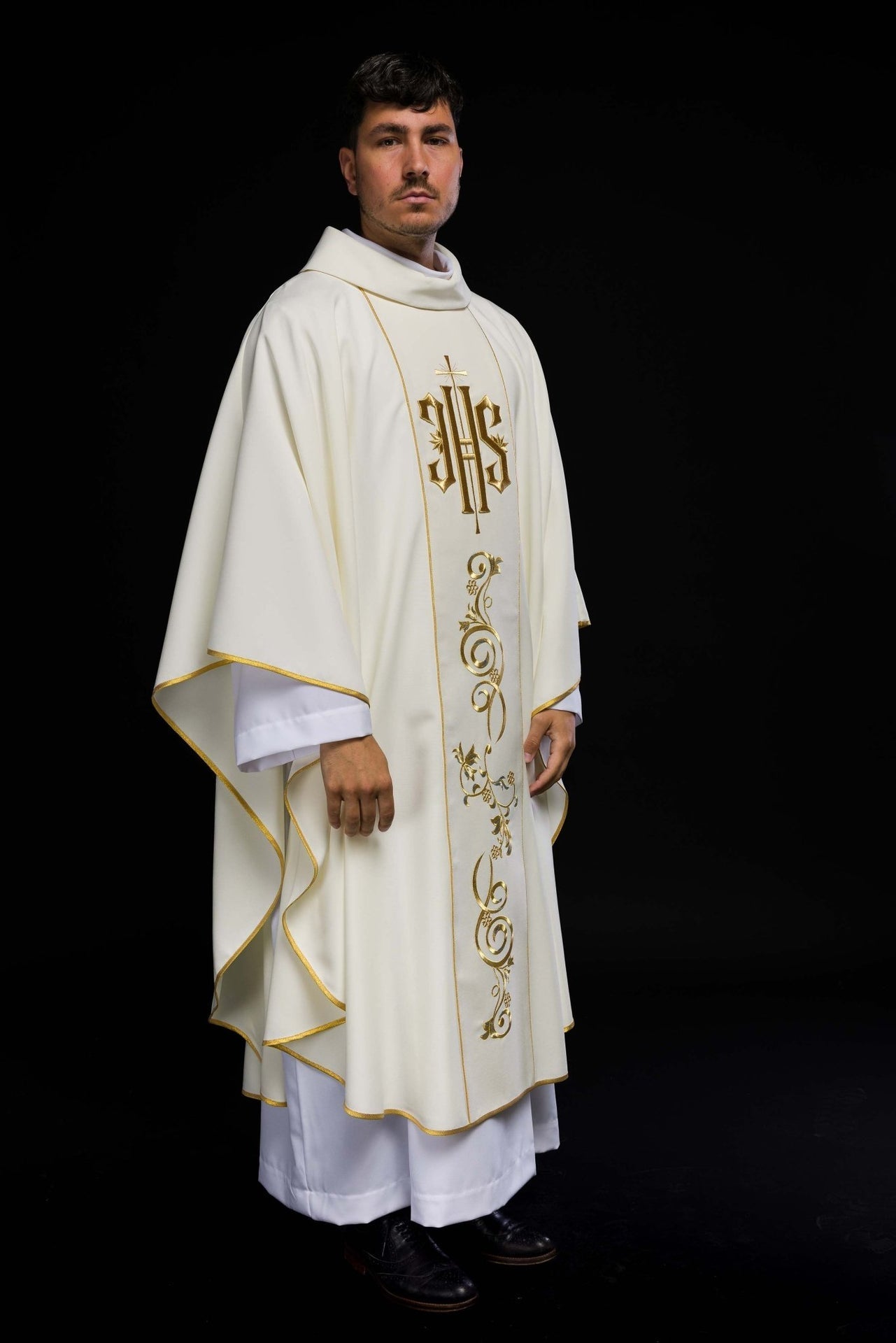 Zdobiony Ornat Ecru IHS Złoty Haft - Elegancja Liturgii - alba.pl