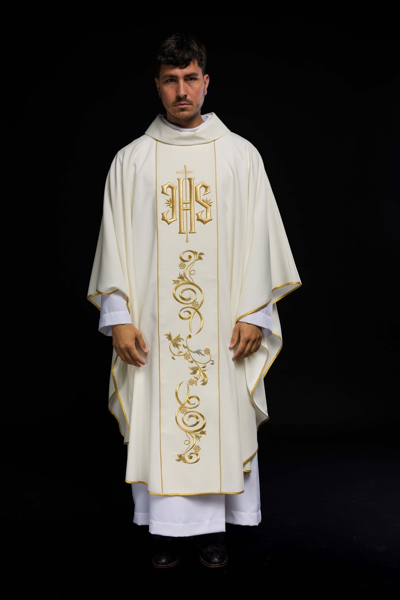 Zdobiony Ornat Ecru IHS Złoty Haft - Elegancja Liturgii - alba.pl