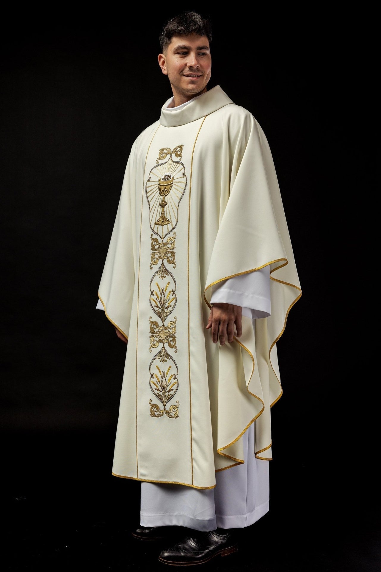 Zdobiony Ornat Liturgiczny IHS Ecru z Haftem Kielicha - alba.pl