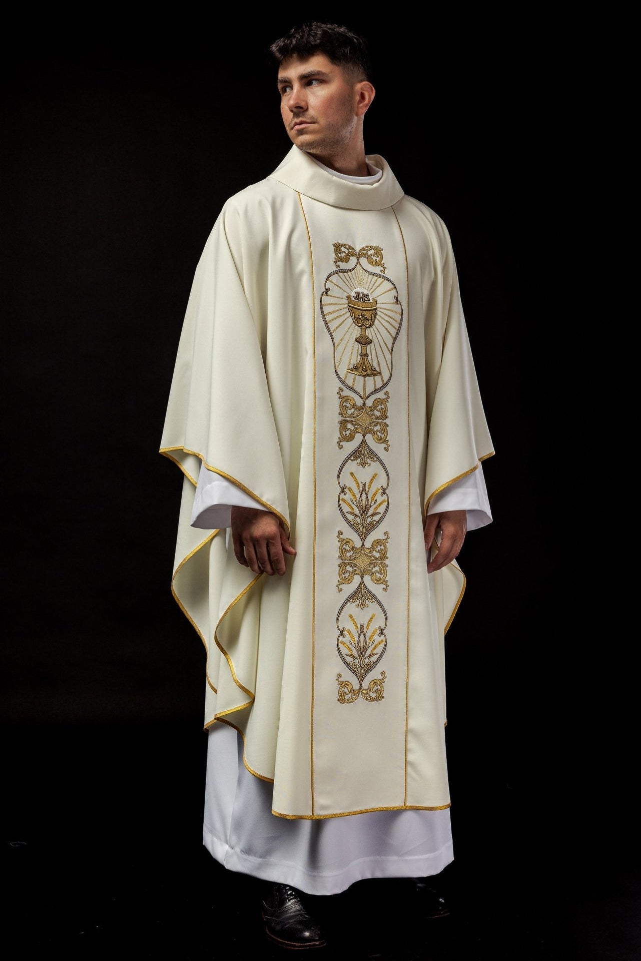 Zdobiony Ornat Liturgiczny IHS Ecru z Haftem Kielicha - alba.pl