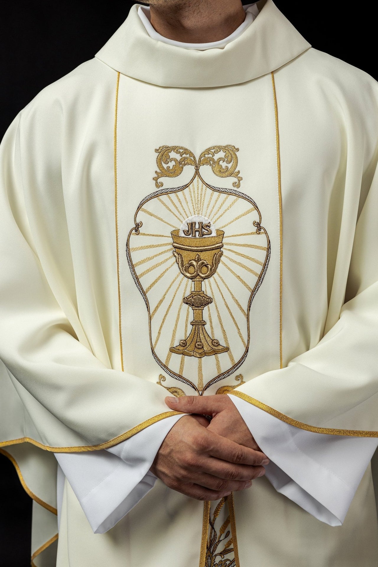 Zdobiony Ornat Liturgiczny IHS Ecru z Haftem Kielicha - alba.pl