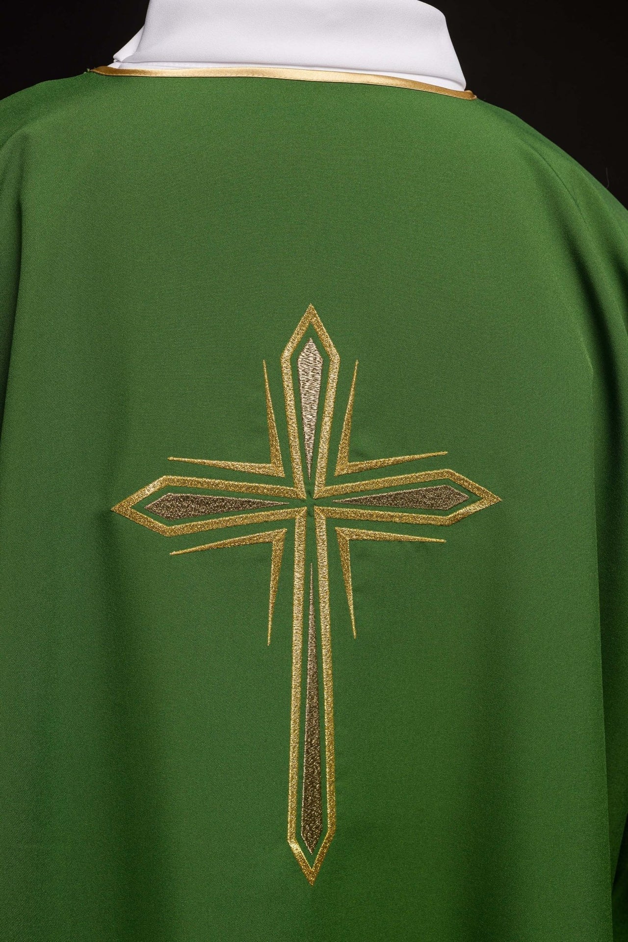Zielona Dalmatyka Liturgiczna z Haftowanym Złotym Krzyżem - alba.pl