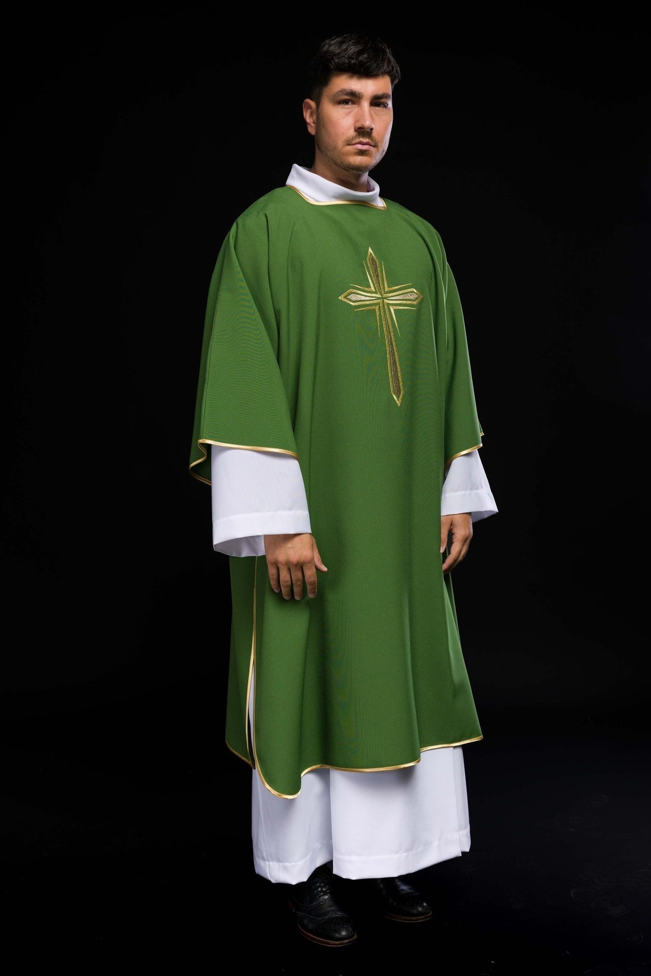 Zielona Dalmatyka Liturgiczna z Haftowanym Złotym Krzyżem - alba.pl