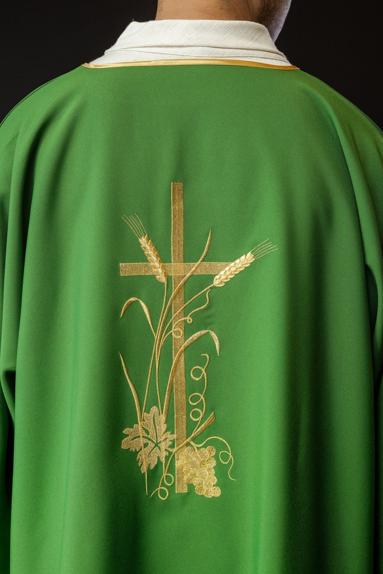 Zielona Dalmatyka Liturgiczna ze Złotym Haftem Krzyża Pax - alba.pl