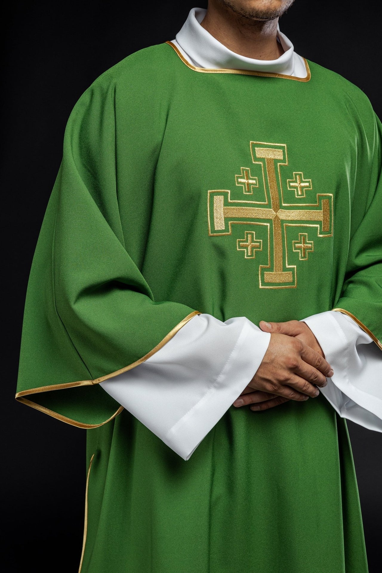 Zielona Dalmatyka Liturgiczna ze Złotym Haftem Krzyży - alba.pl
