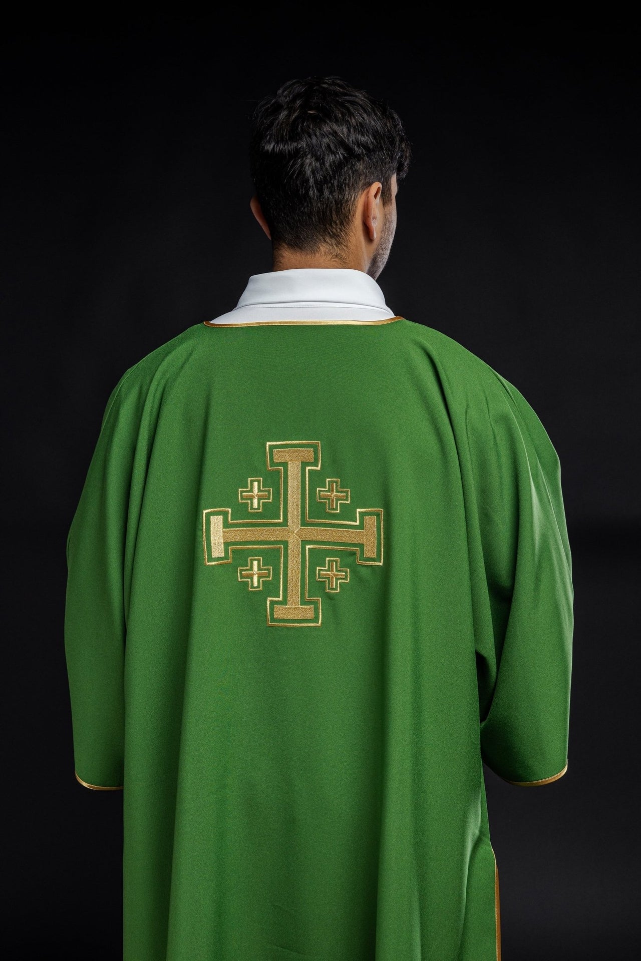 Zielona Dalmatyka Liturgiczna ze Złotym Haftem Krzyży - alba.pl