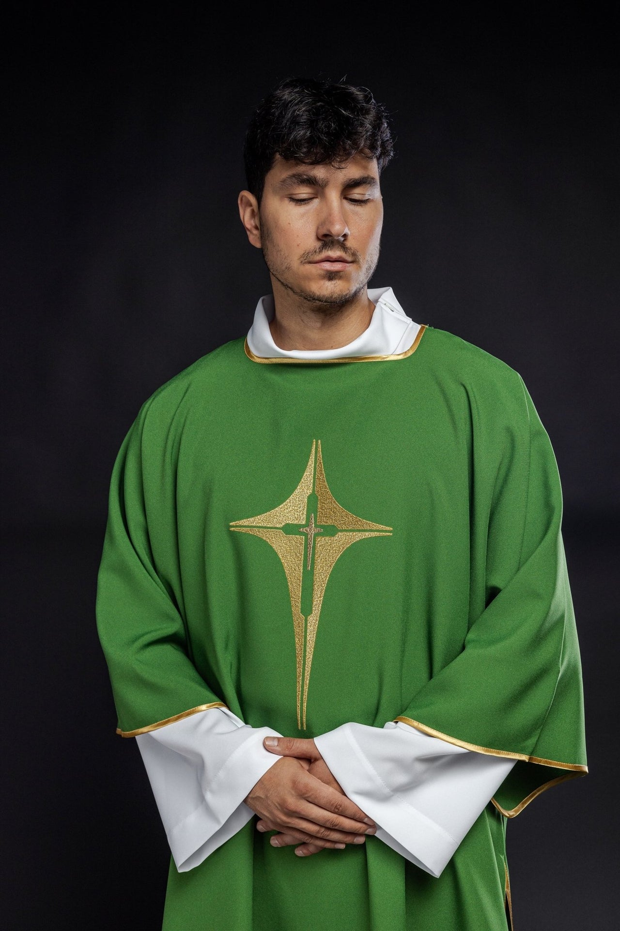 Zielona Dalmatyka Liturgiczna ze Złotym Krzyżem i Stułą - alba.pl