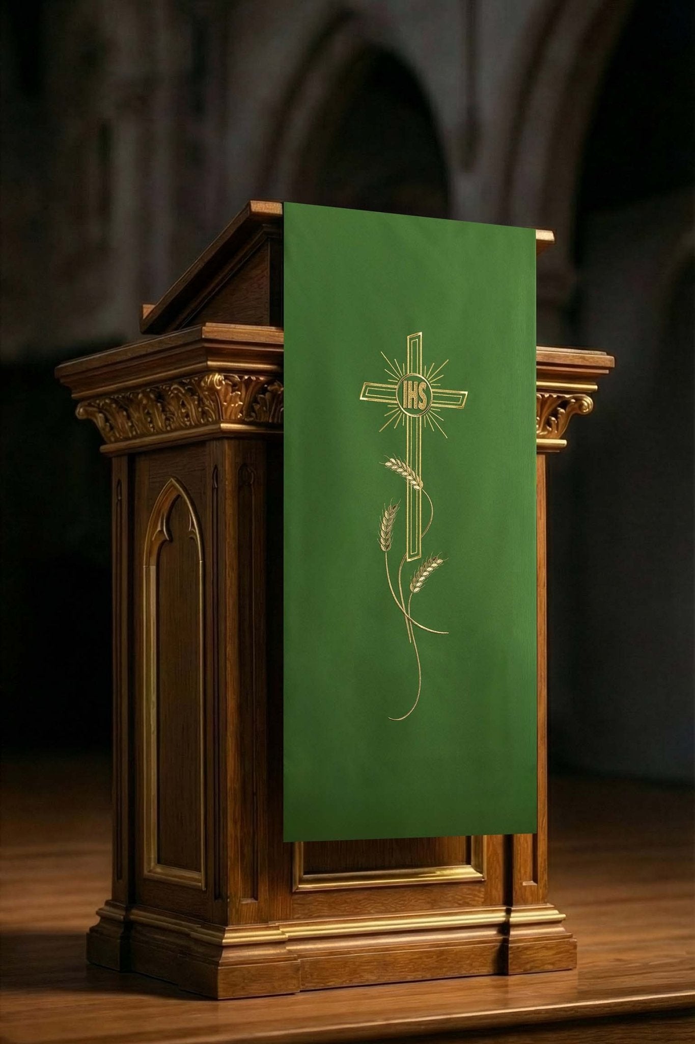 Zielona Serweta na Lektorium z Haftem Krzyża i IHS - Liturgiczny Wzór - alba.pl