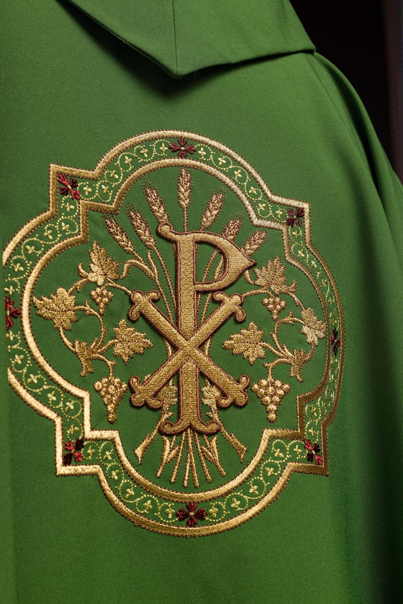 Zielony Ornat Haftowany IHS PAX - Elegancka Szata Liturgiczna - alba.pl