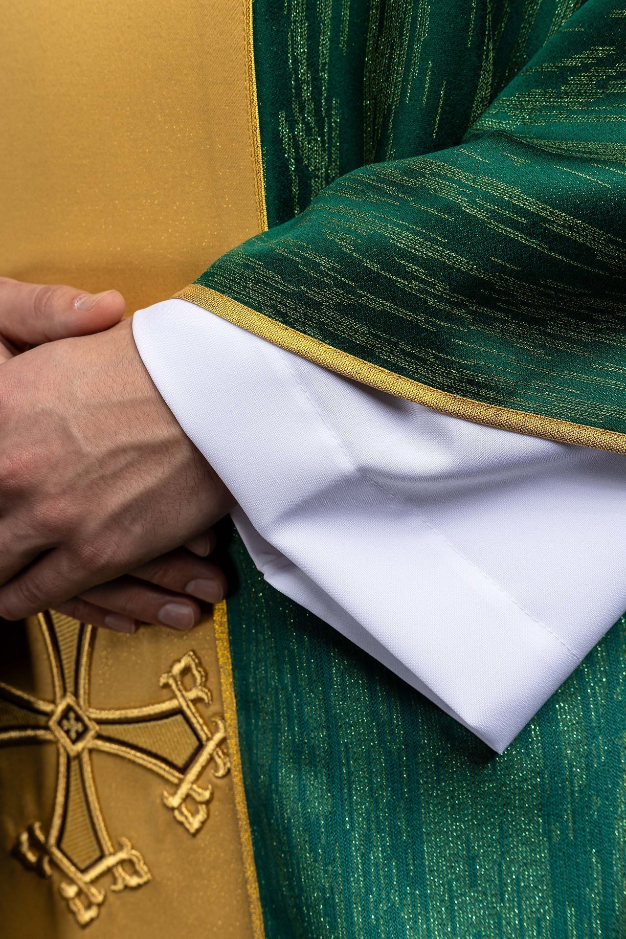 Zielony ornat liturgiczny z haftowanym motywem krzyża na ozdobnej tkaninie - alba.pl