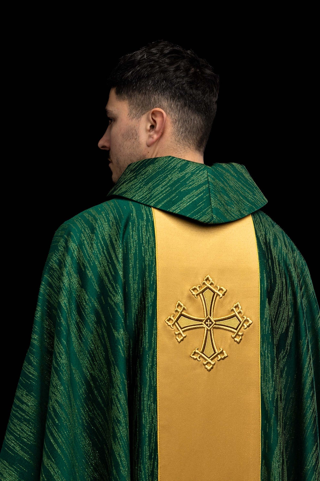 Zielony ornat liturgiczny z haftowanym motywem krzyża na ozdobnej tkaninie - alba.pl