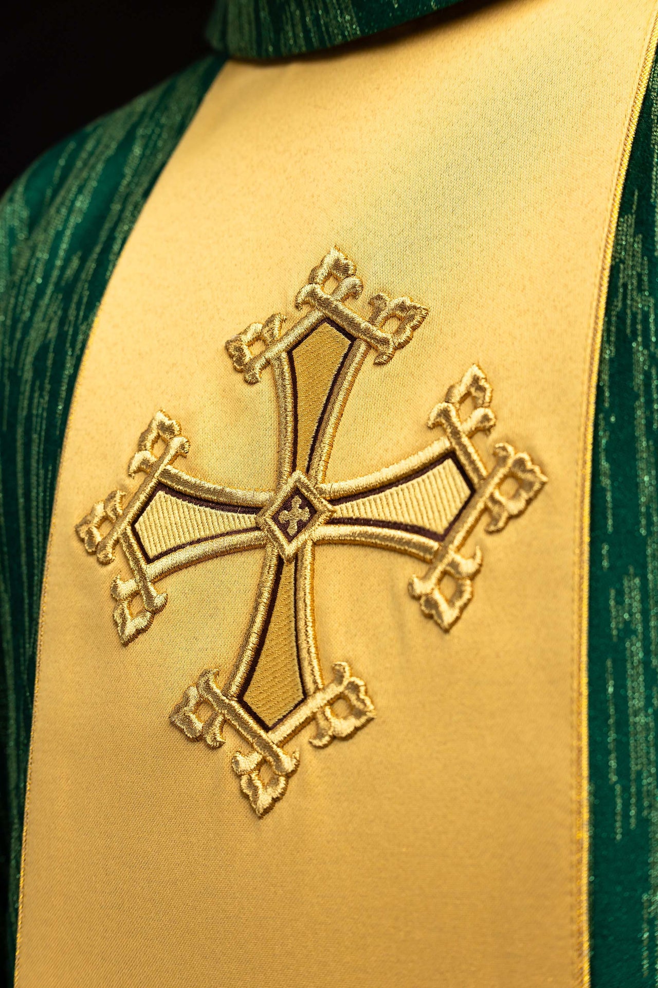 Zielony ornat liturgiczny z haftowanym motywem krzyża na ozdobnej tkaninie - alba.pl