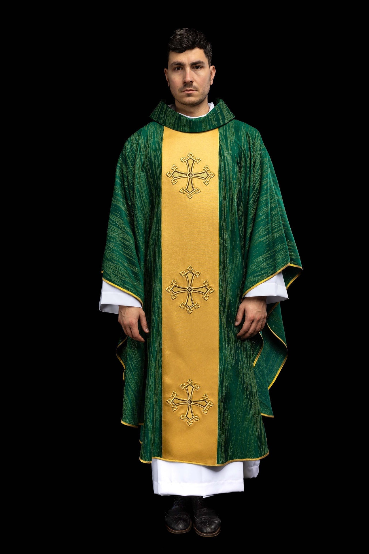 Zielony ornat liturgiczny z haftowanym motywem krzyża na ozdobnej tkaninie - alba.pl