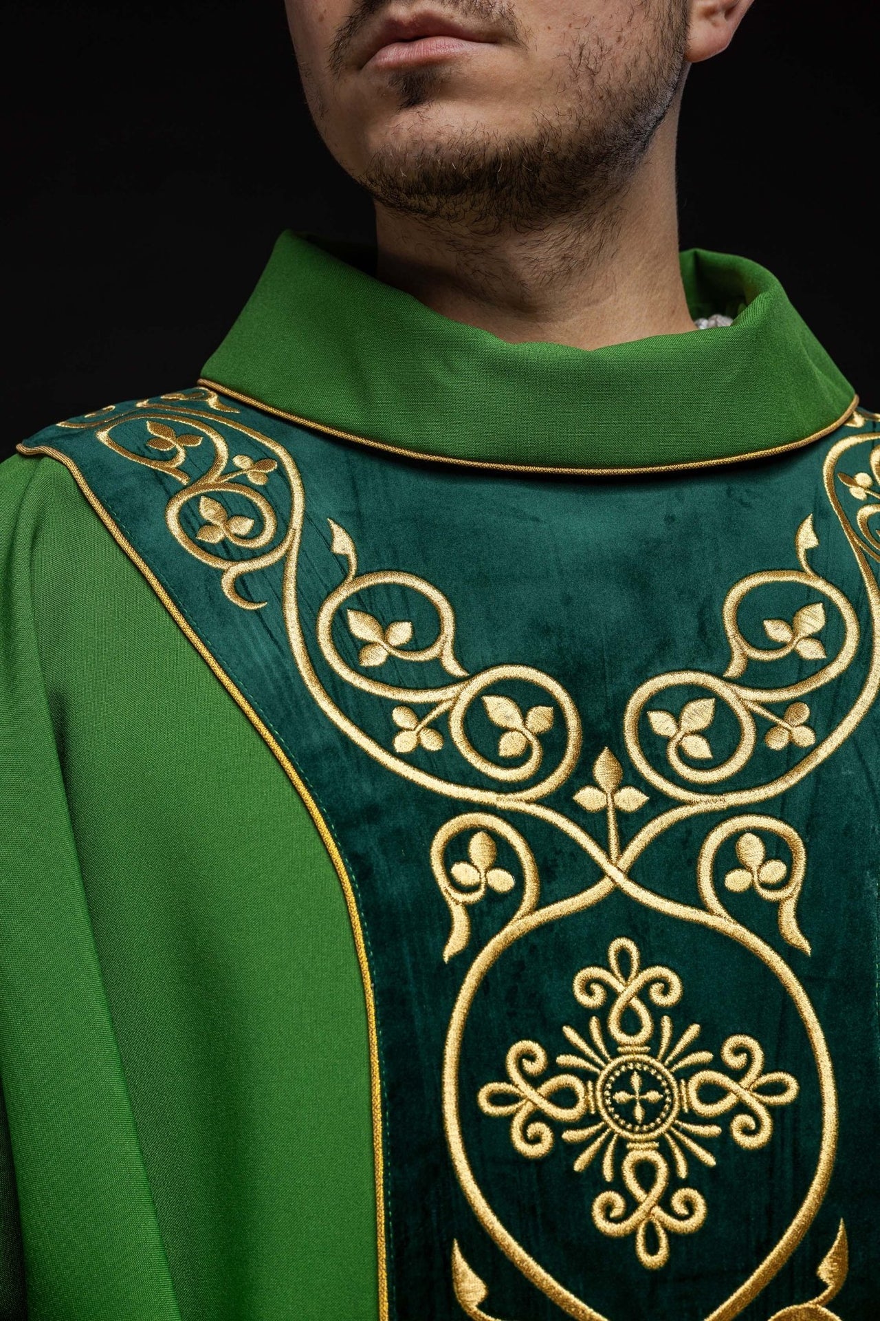 Zielony Ornat Liturgiczny z Haftowanym Pasem Aksamitnym - alba.pl