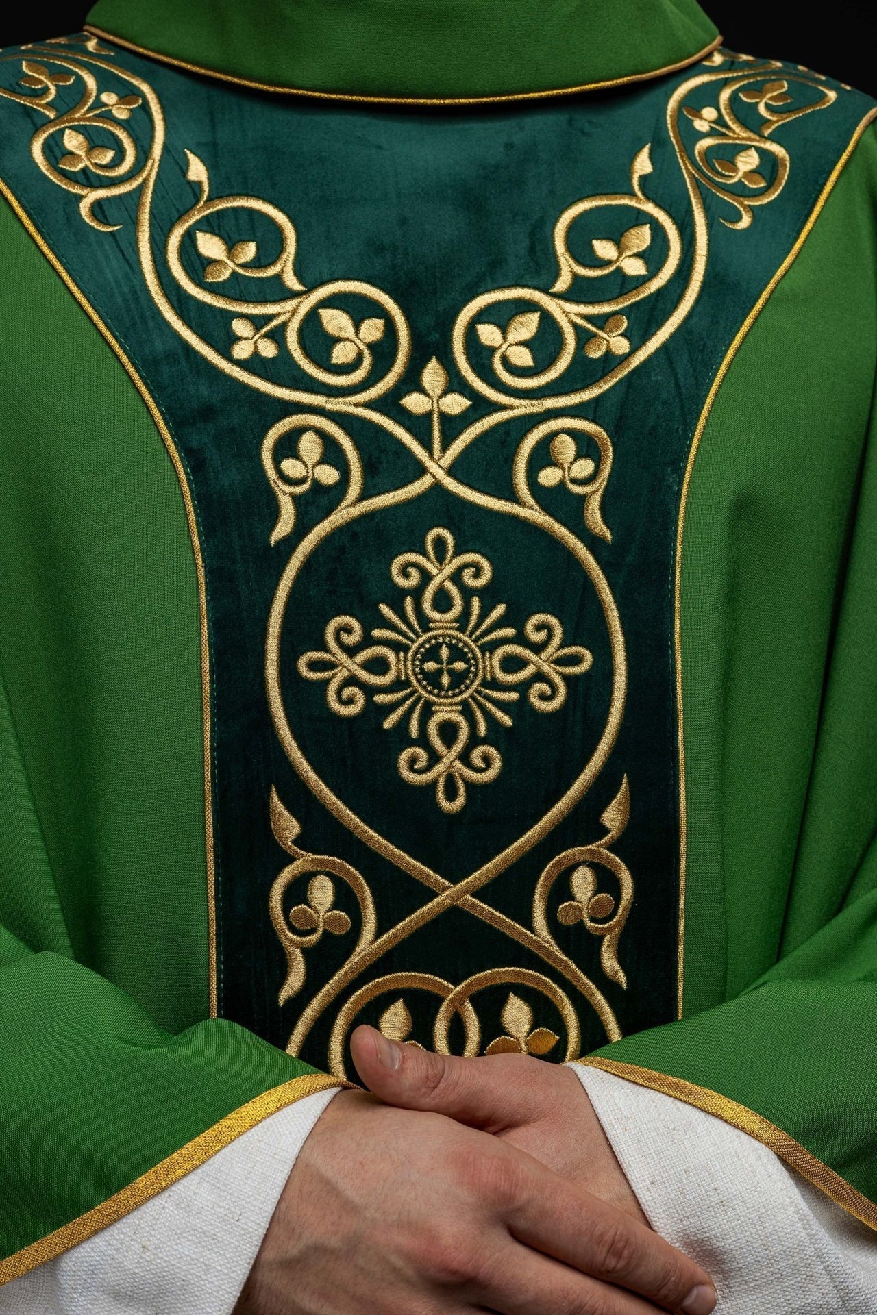 Zielony Ornat Liturgiczny z Haftowanym Pasem Aksamitnym - alba.pl