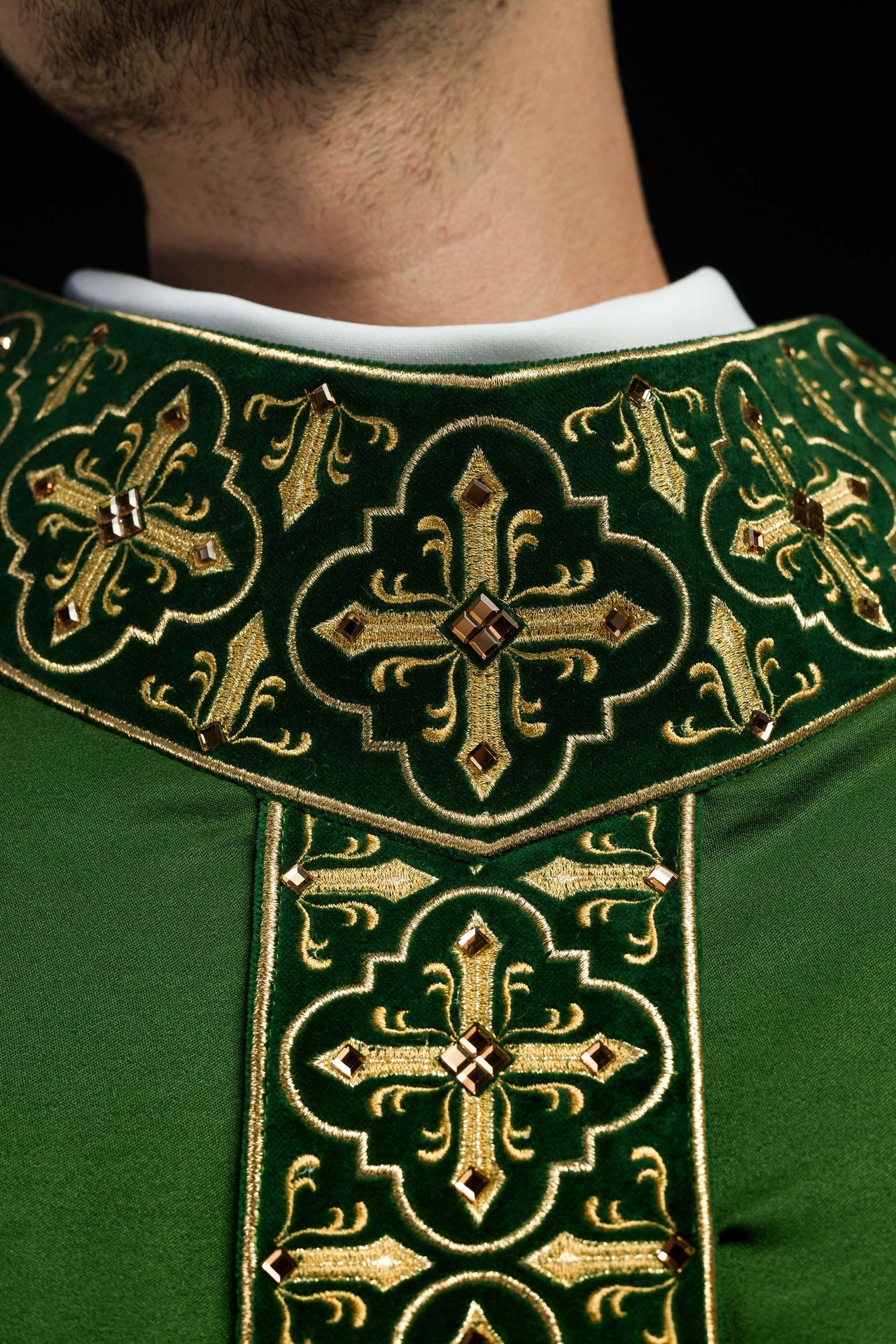 Zielony Ornat Liturgiczny Zdobiony Kamieniami i Haftem Krzyża - alba.pl