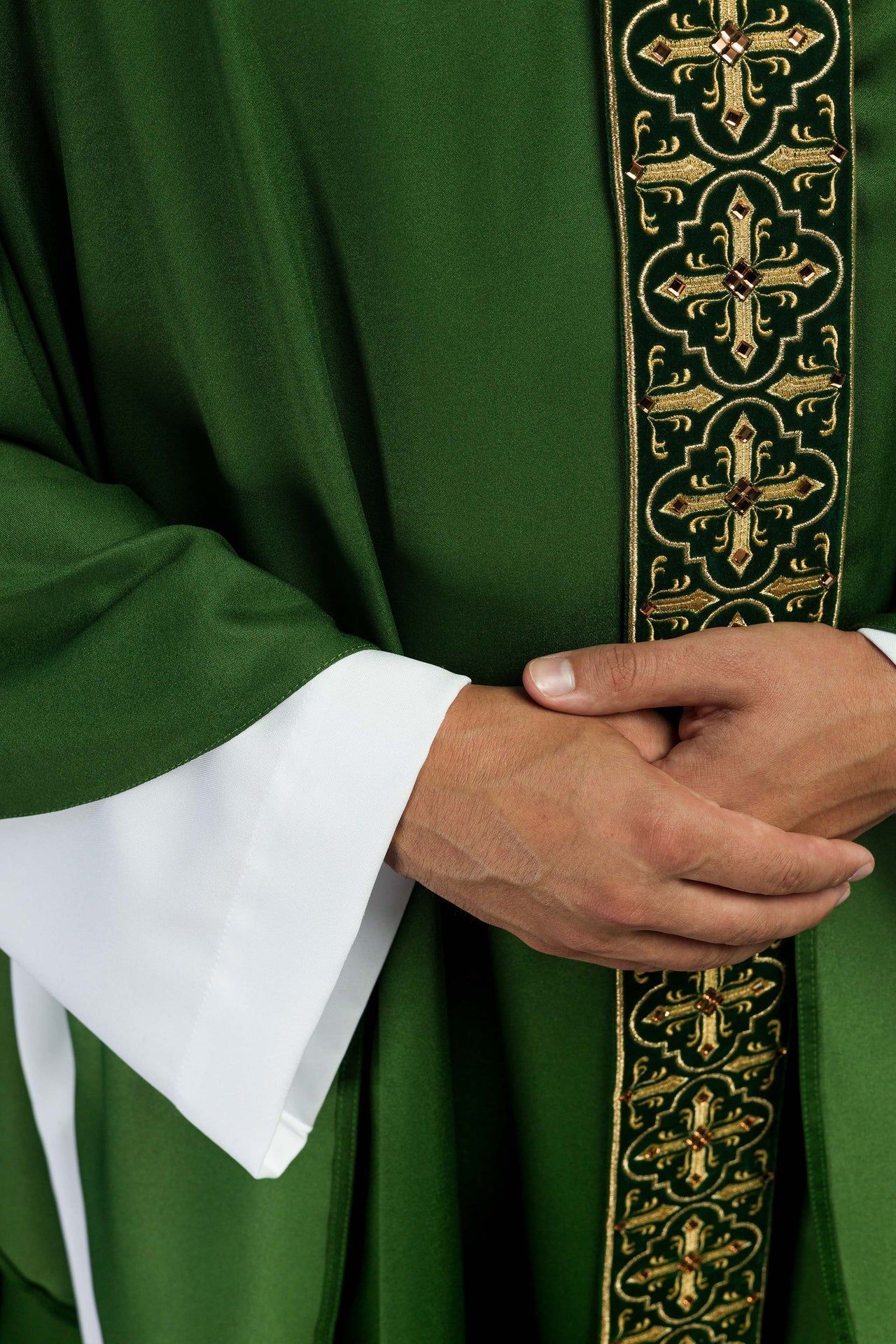Zielony Ornat Liturgiczny Zdobiony Kamieniami i Haftem Krzyża - alba.pl
