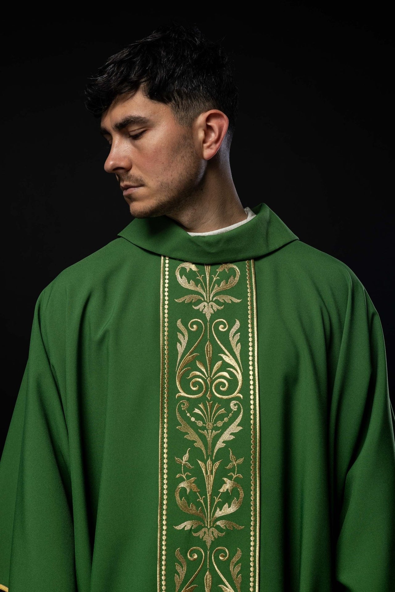 Zielony ornat liturgiczny zdobiony złotym pasem haftowanym
