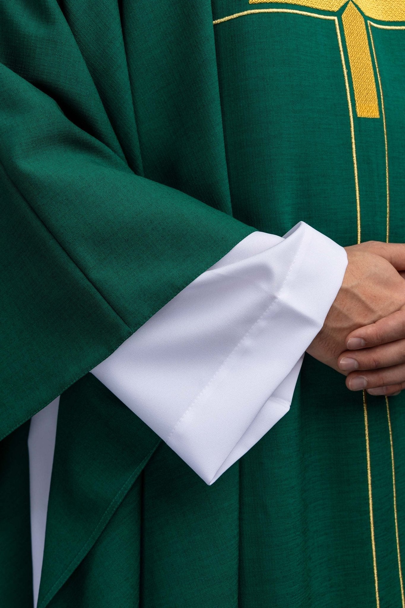 Zielony ornat z haftowanym motywem krzyża - alba.pl